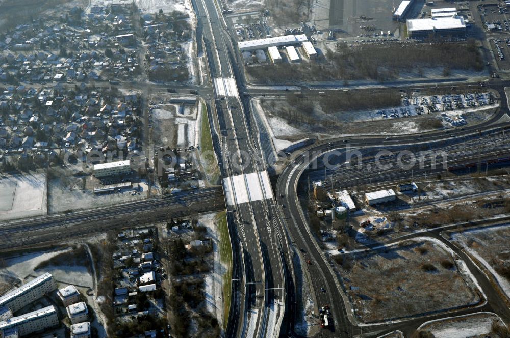 Schönefeld from above - Blick auf den Ausbau der A113n als südöstliches Tor zur Hauptstadt. Unter Berücksichtigung des Flughafens Berlin Brandenburg International wurde eine Verkehrskonzeption für den Ausbau des Straßennetzes im Raum Berlin-Schönefeld erarbeitet, die zwei Stufen umfasste. Die erste Stufe sah den vierstreifigen Ausbau der Bundesstraßen B 96a und B 179 mit der Anbindung des Flughafens über zwei Knotenpunkte vor. Inhalt der zweiten Stufe war der Anschluß der Bundesautobahn A 113 neu an die B 96a und B 179. SCHÜßLER Plan Ingenieurgesellschaft, BATEG, EUROVIA