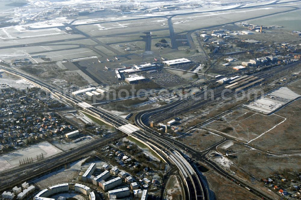 Aerial image Schönefeld - Blick auf den Ausbau der A113n als südöstliches Tor zur Hauptstadt. Unter Berücksichtigung des Flughafens Berlin Brandenburg International wurde eine Verkehrskonzeption für den Ausbau des Straßennetzes im Raum Berlin-Schönefeld erarbeitet, die zwei Stufen umfasste. Die erste Stufe sah den vierstreifigen Ausbau der Bundesstraßen B 96a und B 179 mit der Anbindung des Flughafens über zwei Knotenpunkte vor. Inhalt der zweiten Stufe war der Anschluß der Bundesautobahn A 113 neu an die B 96a und B 179. SCHÜßLER Plan Ingenieurgesellschaft, BATEG, EUROVIA