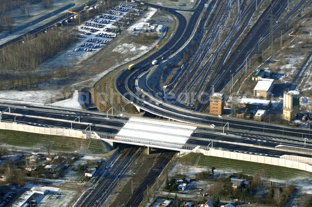 Schönefeld from above - Blick auf den Ausbau der A113n als südöstliches Tor zur Hauptstadt. Unter Berücksichtigung des Flughafens Berlin Brandenburg International wurde eine Verkehrskonzeption für den Ausbau des Straßennetzes im Raum Berlin-Schönefeld erarbeitet, die zwei Stufen umfasste. Die erste Stufe sah den vierstreifigen Ausbau der Bundesstraßen B 96a und B 179 mit der Anbindung des Flughafens über zwei Knotenpunkte vor. Inhalt der zweiten Stufe war der Anschluß der Bundesautobahn A 113 neu an die B 96a und B 179. SCHÜßLER Plan Ingenieurgesellschaft, BATEG, EUROVIA