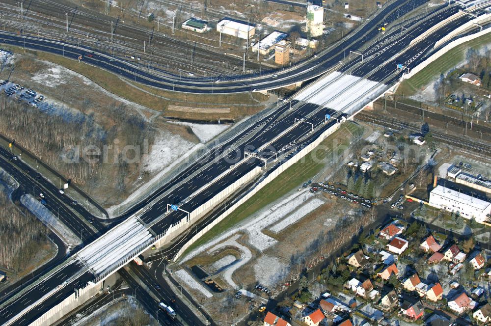 Schönefeld from above - Blick auf den Ausbau der A113n als südöstliches Tor zur Hauptstadt. Unter Berücksichtigung des Flughafens Berlin Brandenburg International wurde eine Verkehrskonzeption für den Ausbau des Straßennetzes im Raum Berlin-Schönefeld erarbeitet, die zwei Stufen umfasste. Die erste Stufe sah den vierstreifigen Ausbau der Bundesstraßen B 96a und B 179 mit der Anbindung des Flughafens über zwei Knotenpunkte vor. Inhalt der zweiten Stufe war der Anschluß der Bundesautobahn A 113 neu an die B 96a und B 179. SCHÜßLER Plan Ingenieurgesellschaft, BATEG, EUROVIA