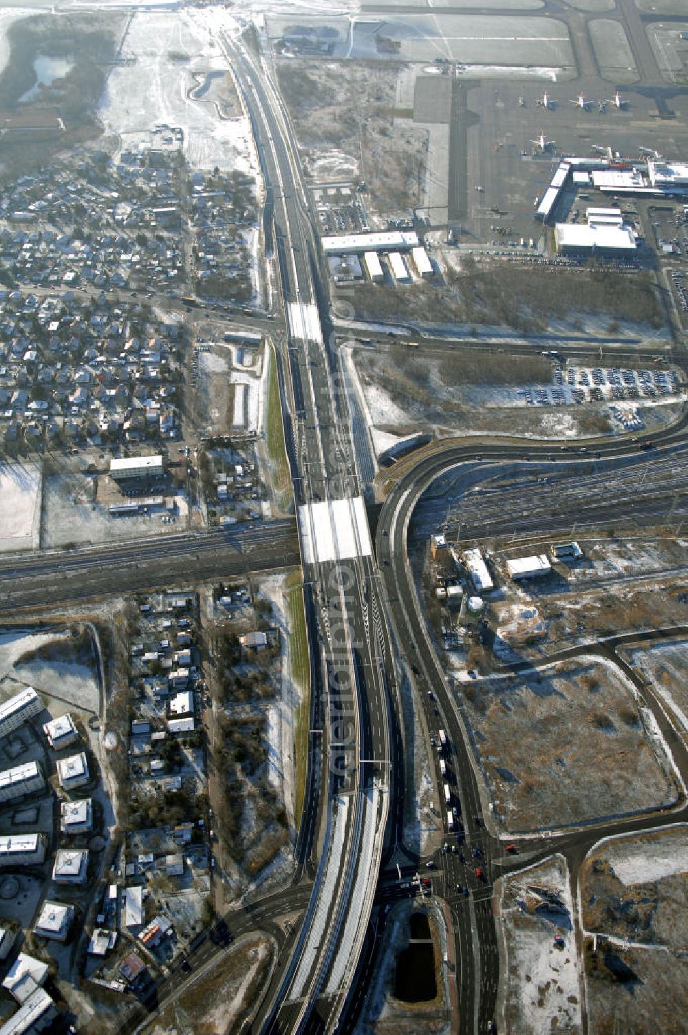 Schönefeld from above - Blick auf den Ausbau der A113n als südöstliches Tor zur Hauptstadt. Unter Berücksichtigung des Flughafens Berlin Brandenburg International wurde eine Verkehrskonzeption für den Ausbau des Straßennetzes im Raum Berlin-Schönefeld erarbeitet, die zwei Stufen umfasste. Die erste Stufe sah den vierstreifigen Ausbau der Bundesstraßen B 96a und B 179 mit der Anbindung des Flughafens über zwei Knotenpunkte vor. Inhalt der zweiten Stufe war der Anschluß der Bundesautobahn A 113 neu an die B 96a und B 179. SCHÜßLER Plan Ingenieurgesellschaft, BATEG, EUROVIA