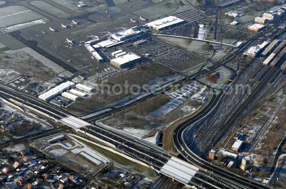 Aerial image Schönefeld - Blick auf den Ausbau der A113n als südöstliches Tor zur Hauptstadt. Unter Berücksichtigung des Flughafens Berlin Brandenburg International wurde eine Verkehrskonzeption für den Ausbau des Straßennetzes im Raum Berlin-Schönefeld erarbeitet, die zwei Stufen umfasste. Die erste Stufe sah den vierstreifigen Ausbau der Bundesstraßen B 96a und B 179 mit der Anbindung des Flughafens über zwei Knotenpunkte vor. Inhalt der zweiten Stufe war der Anschluß der Bundesautobahn A 113 neu an die B 96a und B 179. SCHÜßLER Plan Ingenieurgesellschaft, BATEG, EUROVIA