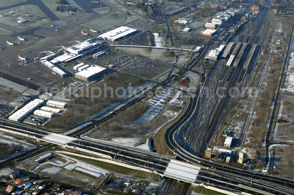 Schönefeld from above - Blick auf den Ausbau der A113n als südöstliches Tor zur Hauptstadt. Unter Berücksichtigung des Flughafens Berlin Brandenburg International wurde eine Verkehrskonzeption für den Ausbau des Straßennetzes im Raum Berlin-Schönefeld erarbeitet, die zwei Stufen umfasste. Die erste Stufe sah den vierstreifigen Ausbau der Bundesstraßen B 96a und B 179 mit der Anbindung des Flughafens über zwei Knotenpunkte vor. Inhalt der zweiten Stufe war der Anschluß der Bundesautobahn A 113 neu an die B 96a und B 179. SCHÜßLER Plan Ingenieurgesellschaft, BATEG, EUROVIA