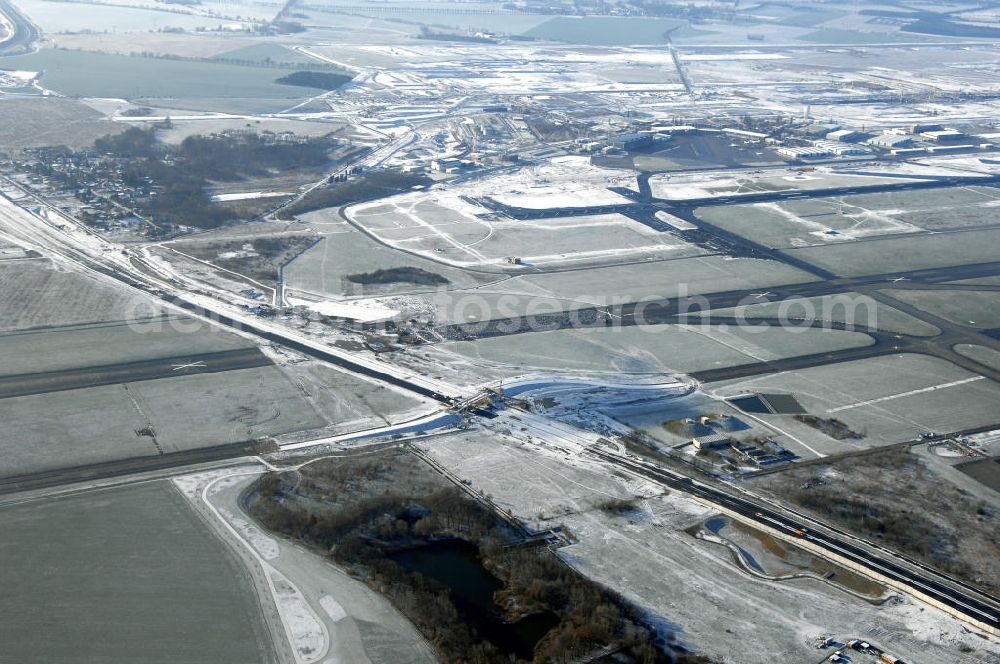 Schönefeld from above - Blick auf den Ausbau der A113n als südöstliches Tor zur Hauptstadt. Unter Berücksichtigung des Flughafens Berlin Brandenburg International wurde eine Verkehrskonzeption für den Ausbau des Straßennetzes im Raum Berlin-Schönefeld erarbeitet, die zwei Stufen umfasste. Die erste Stufe sah den vierstreifigen Ausbau der Bundesstraßen B 96a und B 179 mit der Anbindung des Flughafens über zwei Knotenpunkte vor. Inhalt der zweiten Stufe war der Anschluß der Bundesautobahn A 113 neu an die B 96a und B 179. SCHÜßLER Plan Ingenieurgesellschaft, BATEG, EUROVIA