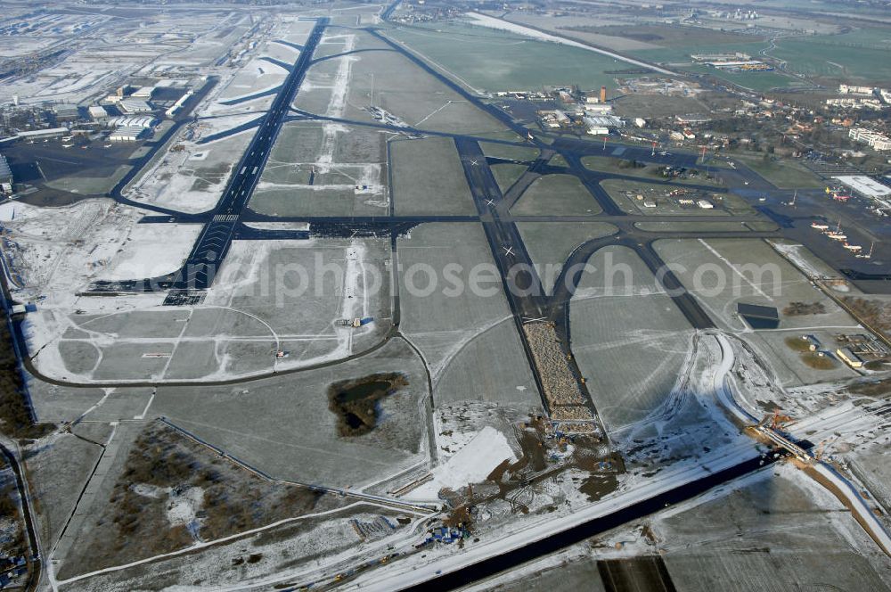 Aerial image Schönefeld - Blick auf den Ausbau der A113n als südöstliches Tor zur Hauptstadt. Unter Berücksichtigung des Flughafens Berlin Brandenburg International wurde eine Verkehrskonzeption für den Ausbau des Straßennetzes im Raum Berlin-Schönefeld erarbeitet, die zwei Stufen umfasste. Die erste Stufe sah den vierstreifigen Ausbau der Bundesstraßen B 96a und B 179 mit der Anbindung des Flughafens über zwei Knotenpunkte vor. Inhalt der zweiten Stufe war der Anschluß der Bundesautobahn A 113 neu an die B 96a und B 179. SCHÜßLER Plan Ingenieurgesellschaft, BATEG, EUROVIA