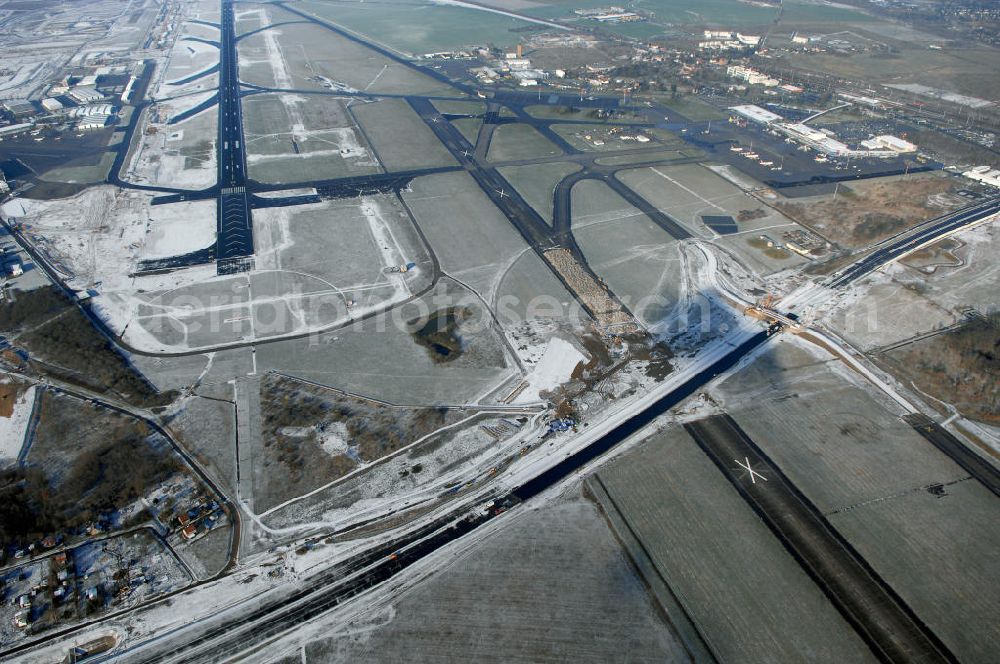 Aerial photograph Schönefeld - Blick auf den Ausbau der A113n als südöstliches Tor zur Hauptstadt. Unter Berücksichtigung des Flughafens Berlin Brandenburg International wurde eine Verkehrskonzeption für den Ausbau des Straßennetzes im Raum Berlin-Schönefeld erarbeitet, die zwei Stufen umfasste. Die erste Stufe sah den vierstreifigen Ausbau der Bundesstraßen B 96a und B 179 mit der Anbindung des Flughafens über zwei Knotenpunkte vor. Inhalt der zweiten Stufe war der Anschluß der Bundesautobahn A 113 neu an die B 96a und B 179. SCHÜßLER Plan Ingenieurgesellschaft, BATEG, EUROVIA