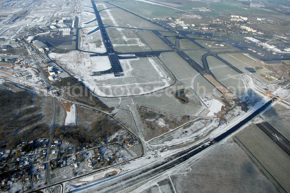 Schönefeld from above - Blick auf den Ausbau der A113n als südöstliches Tor zur Hauptstadt. Unter Berücksichtigung des Flughafens Berlin Brandenburg International wurde eine Verkehrskonzeption für den Ausbau des Straßennetzes im Raum Berlin-Schönefeld erarbeitet, die zwei Stufen umfasste. Die erste Stufe sah den vierstreifigen Ausbau der Bundesstraßen B 96a und B 179 mit der Anbindung des Flughafens über zwei Knotenpunkte vor. Inhalt der zweiten Stufe war der Anschluß der Bundesautobahn A 113 neu an die B 96a und B 179. SCHÜßLER Plan Ingenieurgesellschaft, BATEG, EUROVIA