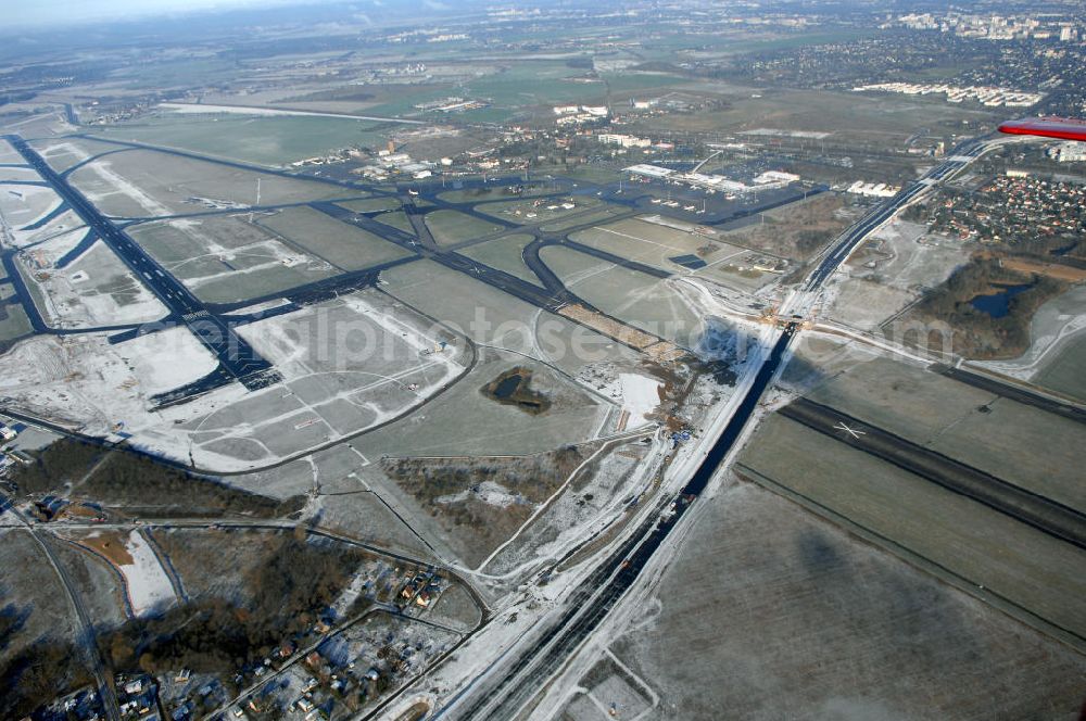 Schönefeld from the bird's eye view: Blick auf den Ausbau der A113n als südöstliches Tor zur Hauptstadt. Unter Berücksichtigung des Flughafens Berlin Brandenburg International wurde eine Verkehrskonzeption für den Ausbau des Straßennetzes im Raum Berlin-Schönefeld erarbeitet, die zwei Stufen umfasste. Die erste Stufe sah den vierstreifigen Ausbau der Bundesstraßen B 96a und B 179 mit der Anbindung des Flughafens über zwei Knotenpunkte vor. Inhalt der zweiten Stufe war der Anschluß der Bundesautobahn A 113 neu an die B 96a und B 179. SCHÜßLER Plan Ingenieurgesellschaft, BATEG, EUROVIA