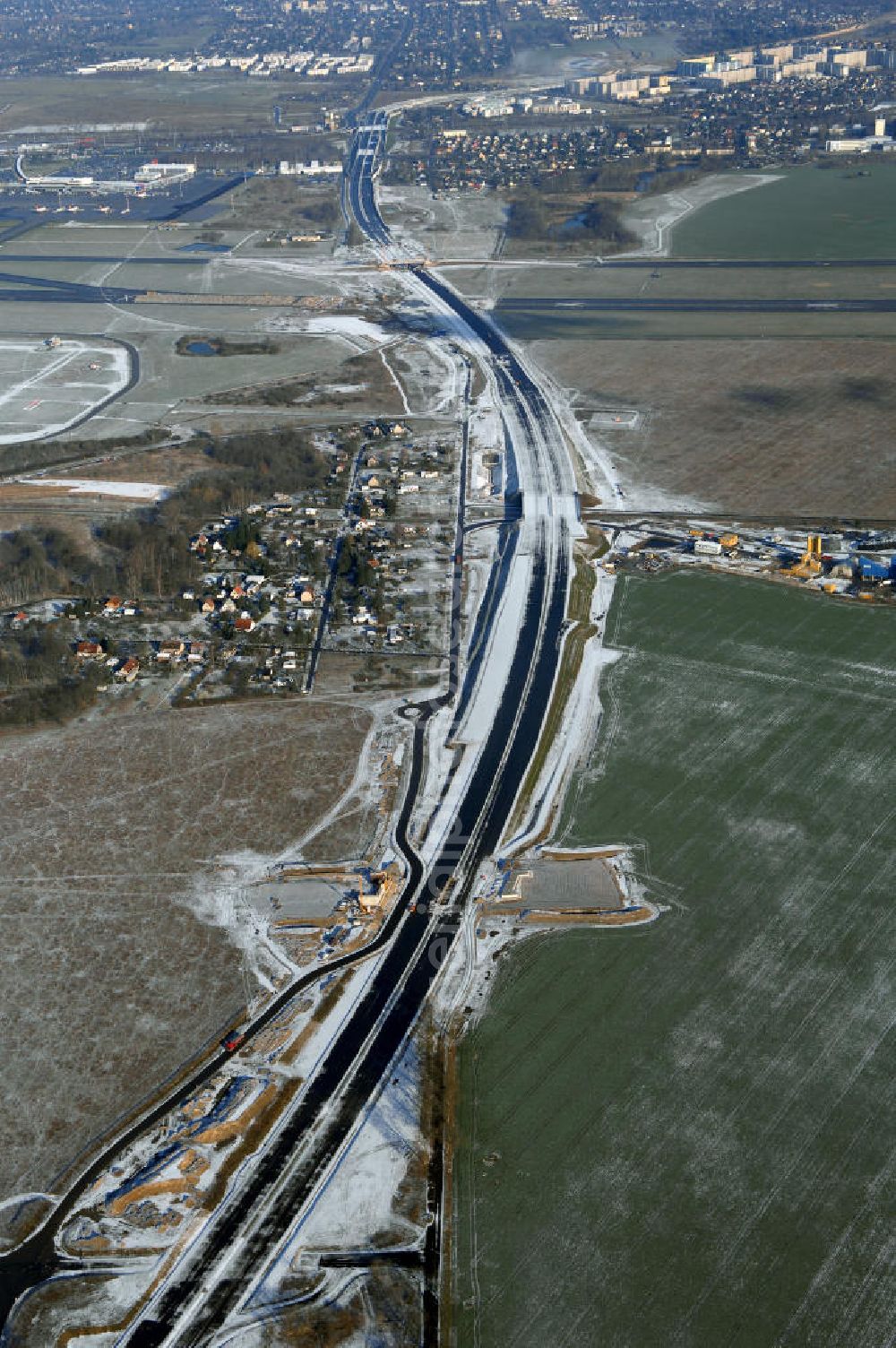 Aerial photograph Schönefeld - Blick auf den Ausbau der A113n als südöstliches Tor zur Hauptstadt. Unter Berücksichtigung des Flughafens Berlin Brandenburg International wurde eine Verkehrskonzeption für den Ausbau des Straßennetzes im Raum Berlin-Schönefeld erarbeitet, die zwei Stufen umfasste. Die erste Stufe sah den vierstreifigen Ausbau der Bundesstraßen B 96a und B 179 mit der Anbindung des Flughafens über zwei Knotenpunkte vor. Inhalt der zweiten Stufe war der Anschluß der Bundesautobahn A 113 neu an die B 96a und B 179. SCHÜßLER Plan Ingenieurgesellschaft, BATEG, EUROVIA