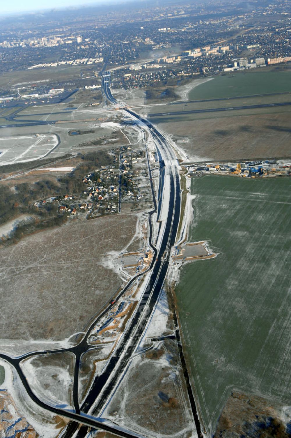 Schönefeld from above - Blick auf den Ausbau der A113n als südöstliches Tor zur Hauptstadt. Unter Berücksichtigung des Flughafens Berlin Brandenburg International wurde eine Verkehrskonzeption für den Ausbau des Straßennetzes im Raum Berlin-Schönefeld erarbeitet, die zwei Stufen umfasste. Die erste Stufe sah den vierstreifigen Ausbau der Bundesstraßen B 96a und B 179 mit der Anbindung des Flughafens über zwei Knotenpunkte vor. Inhalt der zweiten Stufe war der Anschluß der Bundesautobahn A 113 neu an die B 96a und B 179. SCHÜßLER Plan Ingenieurgesellschaft, BATEG, EUROVIA