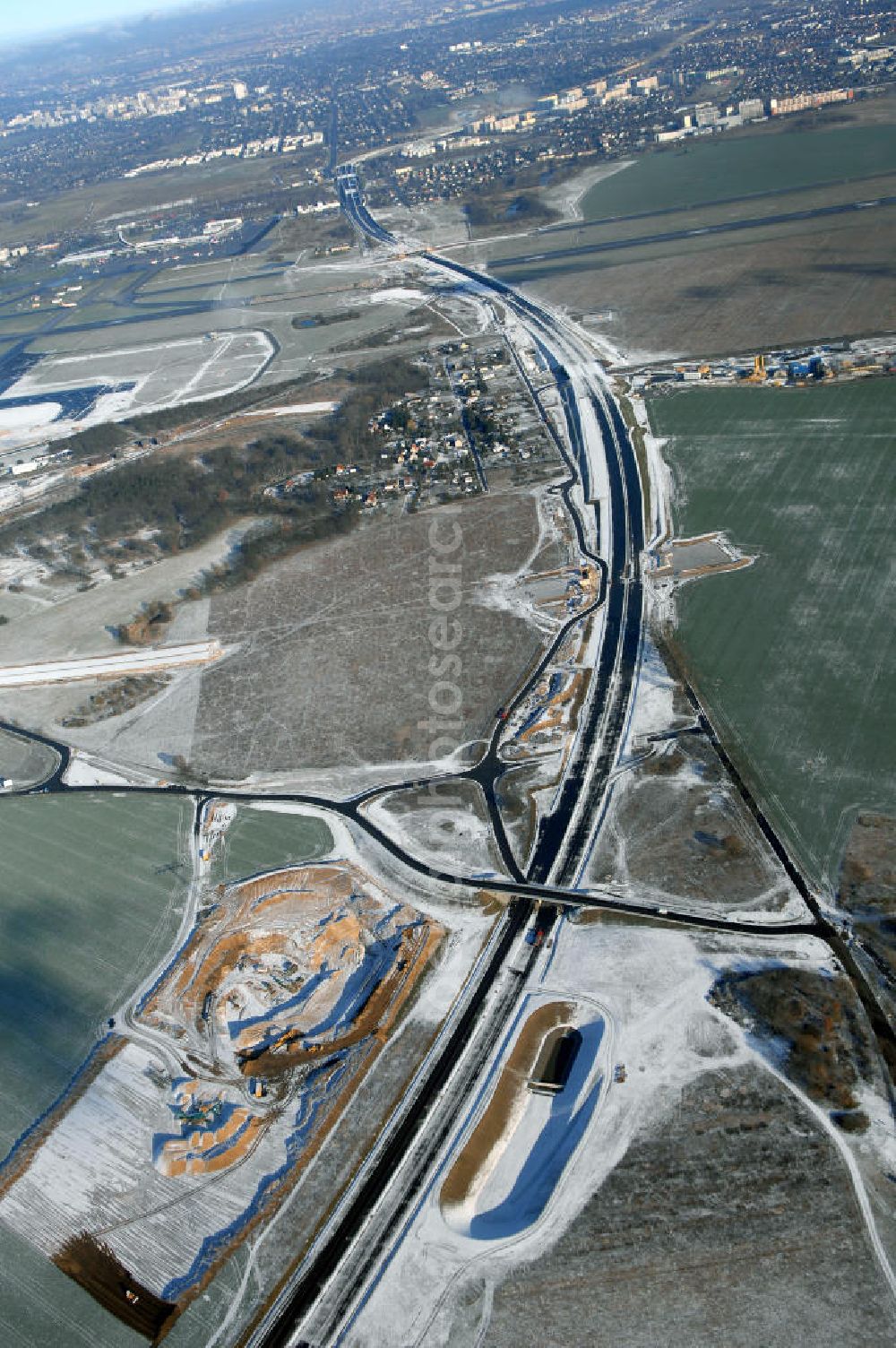 Aerial image Schönefeld - Blick auf den Ausbau der A113n als südöstliches Tor zur Hauptstadt. Unter Berücksichtigung des Flughafens Berlin Brandenburg International wurde eine Verkehrskonzeption für den Ausbau des Straßennetzes im Raum Berlin-Schönefeld erarbeitet, die zwei Stufen umfasste. Die erste Stufe sah den vierstreifigen Ausbau der Bundesstraßen B 96a und B 179 mit der Anbindung des Flughafens über zwei Knotenpunkte vor. Inhalt der zweiten Stufe war der Anschluß der Bundesautobahn A 113 neu an die B 96a und B 179. SCHÜßLER Plan Ingenieurgesellschaft, BATEG, EUROVIA