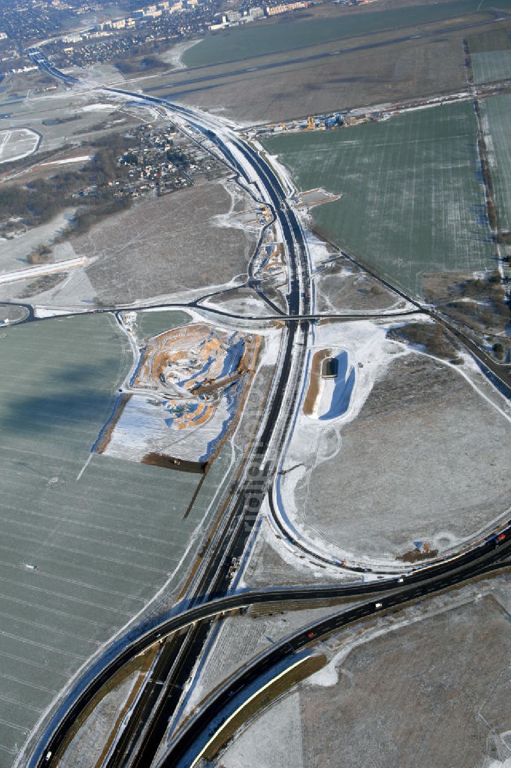 Aerial photograph Schönefeld - Blick auf den Ausbau der A113n als südöstliches Tor zur Hauptstadt. Unter Berücksichtigung des Flughafens Berlin Brandenburg International wurde eine Verkehrskonzeption für den Ausbau des Straßennetzes im Raum Berlin-Schönefeld erarbeitet, die zwei Stufen umfasste. Die erste Stufe sah den vierstreifigen Ausbau der Bundesstraßen B 96a und B 179 mit der Anbindung des Flughafens über zwei Knotenpunkte vor. Inhalt der zweiten Stufe war der Anschluß der Bundesautobahn A 113 neu an die B 96a und B 179. SCHÜßLER Plan Ingenieurgesellschaft, BATEG, EUROVIA