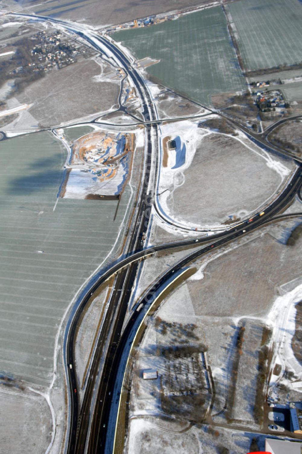 Schönefeld from above - Blick auf den Ausbau der A113n als südöstliches Tor zur Hauptstadt. Unter Berücksichtigung des Flughafens Berlin Brandenburg International wurde eine Verkehrskonzeption für den Ausbau des Straßennetzes im Raum Berlin-Schönefeld erarbeitet, die zwei Stufen umfasste. Die erste Stufe sah den vierstreifigen Ausbau der Bundesstraßen B 96a und B 179 mit der Anbindung des Flughafens über zwei Knotenpunkte vor. Inhalt der zweiten Stufe war der Anschluß der Bundesautobahn A 113 neu an die B 96a und B 179. SCHÜßLER Plan Ingenieurgesellschaft, BATEG, EUROVIA