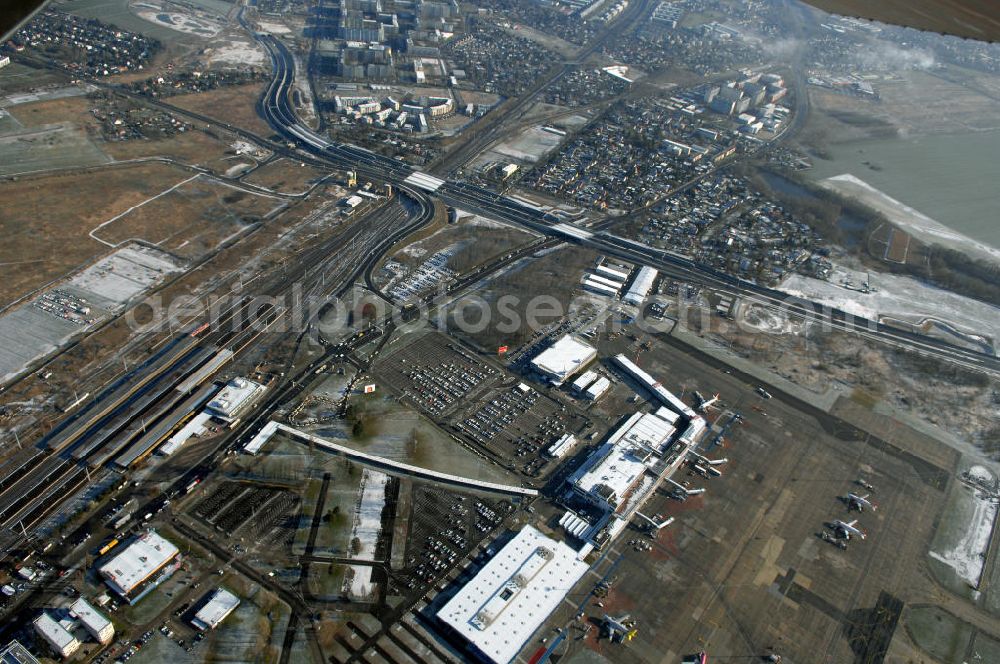 Aerial image Schönefeld - Blick auf den Ausbau der A113n als südöstliches Tor zur Hauptstadt. Unter Berücksichtigung des Flughafens Berlin Brandenburg International wurde eine Verkehrskonzeption für den Ausbau des Straßennetzes im Raum Berlin-Schönefeld erarbeitet, die zwei Stufen umfasste. Die erste Stufe sah den vierstreifigen Ausbau der Bundesstraßen B 96a und B 179 mit der Anbindung des Flughafens über zwei Knotenpunkte vor. Inhalt der zweiten Stufe war der Anschluß der Bundesautobahn A 113 neu an die B 96a und B 179. SCHÜßLER Plan Ingenieurgesellschaft, BATEG, EUROVIA