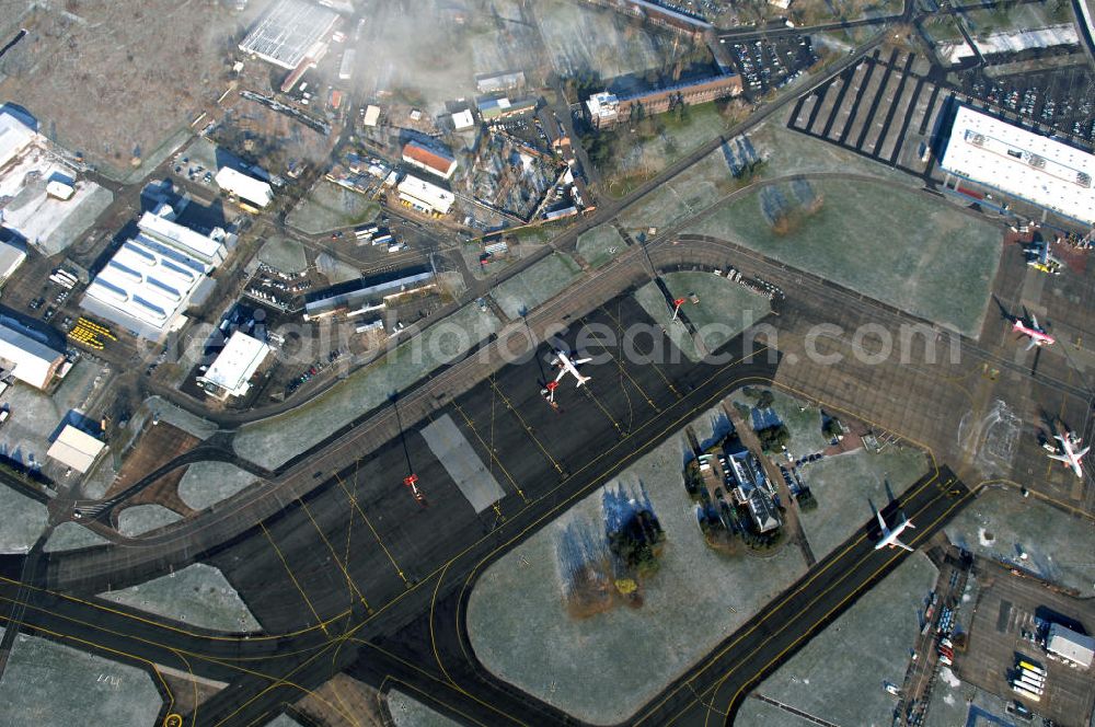 Aerial photograph Schönefeld - Blick auf den Ausbau der A113n als südöstliches Tor zur Hauptstadt. Unter Berücksichtigung des Flughafens Berlin Brandenburg International wurde eine Verkehrskonzeption für den Ausbau des Straßennetzes im Raum Berlin-Schönefeld erarbeitet, die zwei Stufen umfasste. Die erste Stufe sah den vierstreifigen Ausbau der Bundesstraßen B 96a und B 179 mit der Anbindung des Flughafens über zwei Knotenpunkte vor. Inhalt der zweiten Stufe war der Anschluß der Bundesautobahn A 113 neu an die B 96a und B 179. SCHÜßLER Plan Ingenieurgesellschaft, BATEG, EUROVIA