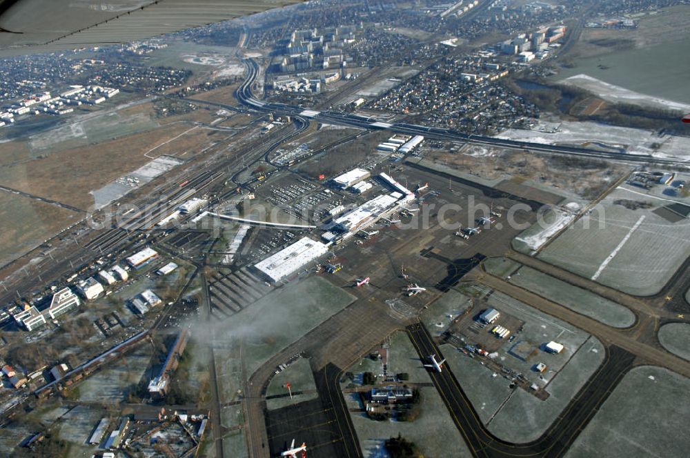 Schönefeld from above - Blick auf den Ausbau der A113n als südöstliches Tor zur Hauptstadt. Unter Berücksichtigung des Flughafens Berlin Brandenburg International wurde eine Verkehrskonzeption für den Ausbau des Straßennetzes im Raum Berlin-Schönefeld erarbeitet, die zwei Stufen umfasste. Die erste Stufe sah den vierstreifigen Ausbau der Bundesstraßen B 96a und B 179 mit der Anbindung des Flughafens über zwei Knotenpunkte vor. Inhalt der zweiten Stufe war der Anschluß der Bundesautobahn A 113 neu an die B 96a und B 179. SCHÜßLER Plan Ingenieurgesellschaft, BATEG, EUROVIA