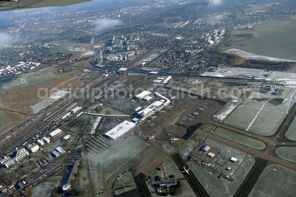 Schönefeld from the bird's eye view: Blick auf den Ausbau der A113n als südöstliches Tor zur Hauptstadt. Unter Berücksichtigung des Flughafens Berlin Brandenburg International wurde eine Verkehrskonzeption für den Ausbau des Straßennetzes im Raum Berlin-Schönefeld erarbeitet, die zwei Stufen umfasste. Die erste Stufe sah den vierstreifigen Ausbau der Bundesstraßen B 96a und B 179 mit der Anbindung des Flughafens über zwei Knotenpunkte vor. Inhalt der zweiten Stufe war der Anschluß der Bundesautobahn A 113 neu an die B 96a und B 179. SCHÜßLER Plan Ingenieurgesellschaft, BATEG, EUROVIA