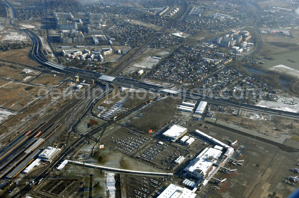 Aerial image Schönefeld - Blick auf den Ausbau der A113n als südöstliches Tor zur Hauptstadt. Unter Berücksichtigung des Flughafens Berlin Brandenburg International wurde eine Verkehrskonzeption für den Ausbau des Straßennetzes im Raum Berlin-Schönefeld erarbeitet, die zwei Stufen umfasste. Die erste Stufe sah den vierstreifigen Ausbau der Bundesstraßen B 96a und B 179 mit der Anbindung des Flughafens über zwei Knotenpunkte vor. Inhalt der zweiten Stufe war der Anschluß der Bundesautobahn A 113 neu an die B 96a und B 179. SCHÜßLER Plan Ingenieurgesellschaft, BATEG, EUROVIA