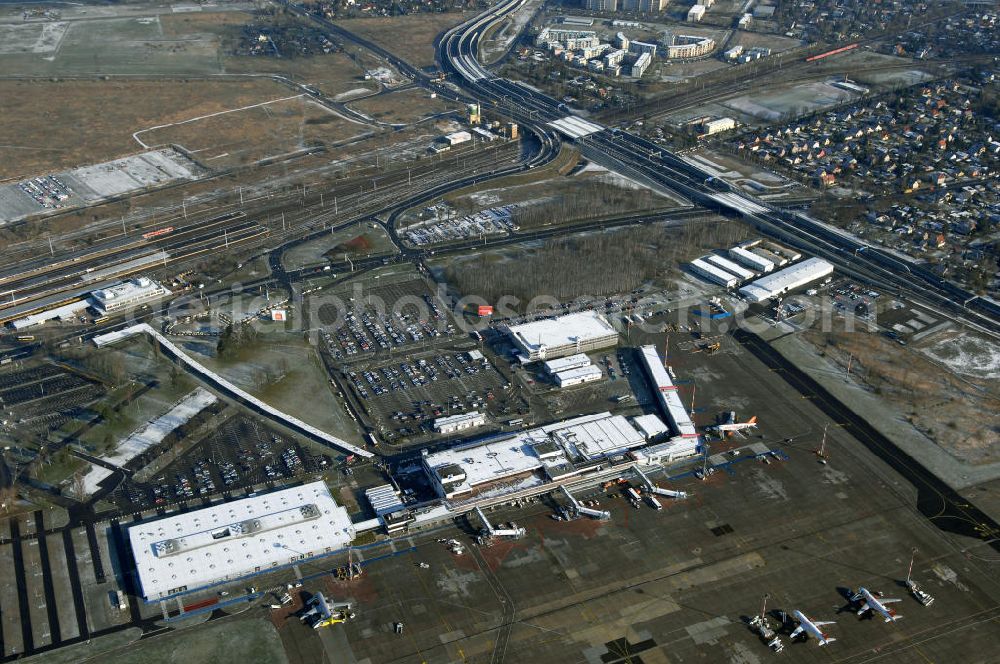 Schönefeld from above - Blick auf den Ausbau der A113n als südöstliches Tor zur Hauptstadt. Unter Berücksichtigung des Flughafens Berlin Brandenburg International wurde eine Verkehrskonzeption für den Ausbau des Straßennetzes im Raum Berlin-Schönefeld erarbeitet, die zwei Stufen umfasste. Die erste Stufe sah den vierstreifigen Ausbau der Bundesstraßen B 96a und B 179 mit der Anbindung des Flughafens über zwei Knotenpunkte vor. Inhalt der zweiten Stufe war der Anschluß der Bundesautobahn A 113 neu an die B 96a und B 179. SCHÜßLER Plan Ingenieurgesellschaft, BATEG, EUROVIA