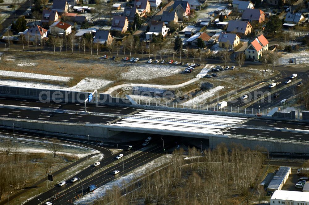 Schönefeld from above - Blick auf den Ausbau der A113n als südöstliches Tor zur Hauptstadt. Unter Berücksichtigung des Flughafens Berlin Brandenburg International wurde eine Verkehrskonzeption für den Ausbau des Straßennetzes im Raum Berlin-Schönefeld erarbeitet, die zwei Stufen umfasste. Die erste Stufe sah den vierstreifigen Ausbau der Bundesstraßen B 96a und B 179 mit der Anbindung des Flughafens über zwei Knotenpunkte vor. Inhalt der zweiten Stufe war der Anschluß der Bundesautobahn A 113 neu an die B 96a und B 179. SCHÜßLER Plan Ingenieurgesellschaft, BATEG, EUROVIA