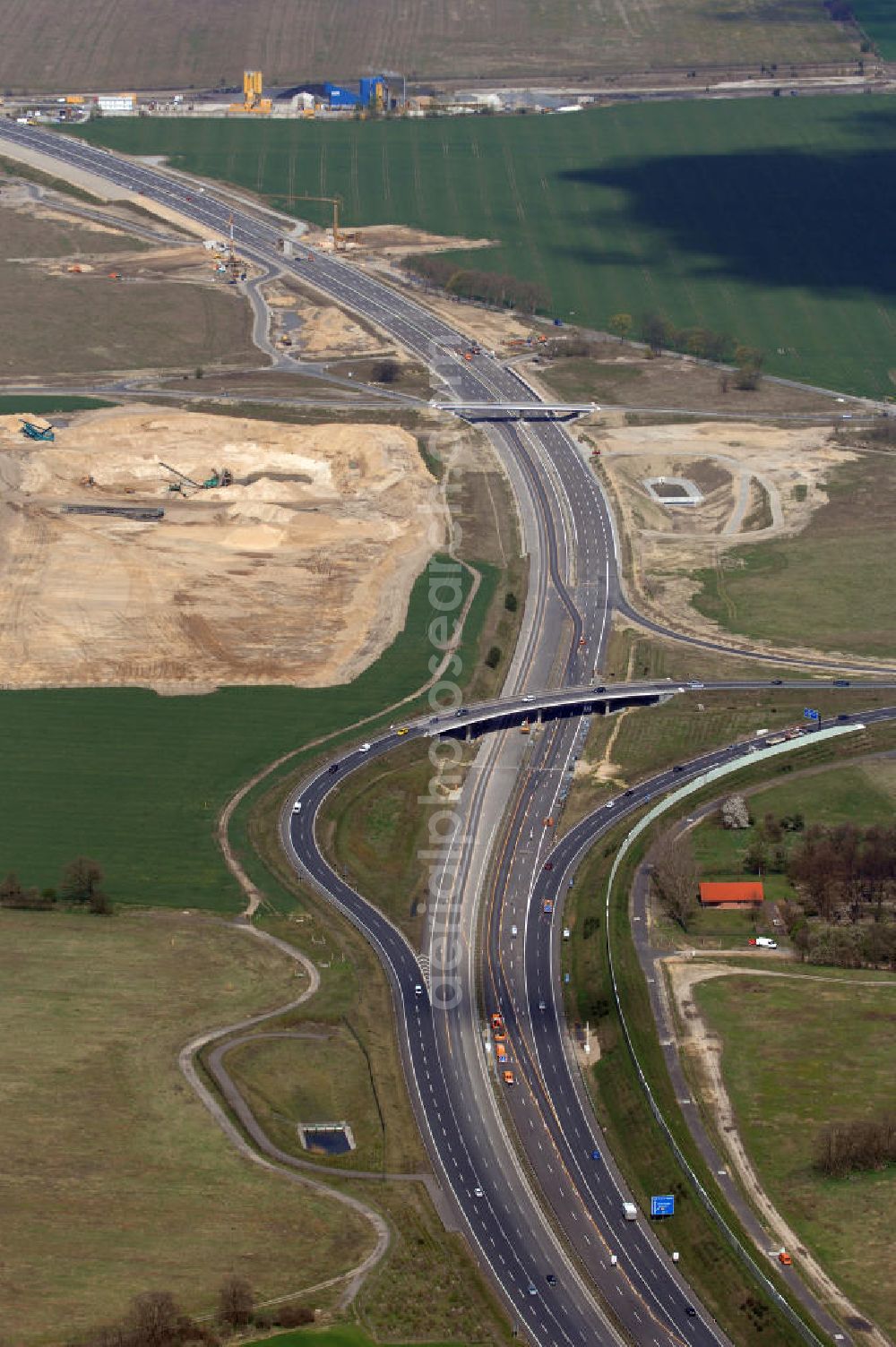 Aerial image Schönefeld - Blick auf den Bereich der Stadtautobahn / Zubringer A113n als südöstliches Tor zur Hauptstadt kurz vor der Verkehrsfreigabe. Unter Berücksichtigung des Flughafens Berlin Brandenburg International wurde eine Verkehrskonzeption für den Ausbau des Straßennetzes im Raum Berlin-Schönefeld erarbeitet, die zwei Stufen umfasste. Die erste Stufe sah den vierstreifigen Ausbau der Bundesstraßen B 96a und B 179 mit der Anbindung des Flughafens über zwei Knotenpunkte vor. Inhalt der zweiten Stufe war der Anschluß der Bundesautobahn A 113 neu an die B 96a und B 179. SCHÜßLER Plan Ingenieurgesellschaft, BATEG, EUROVIA, BERGER