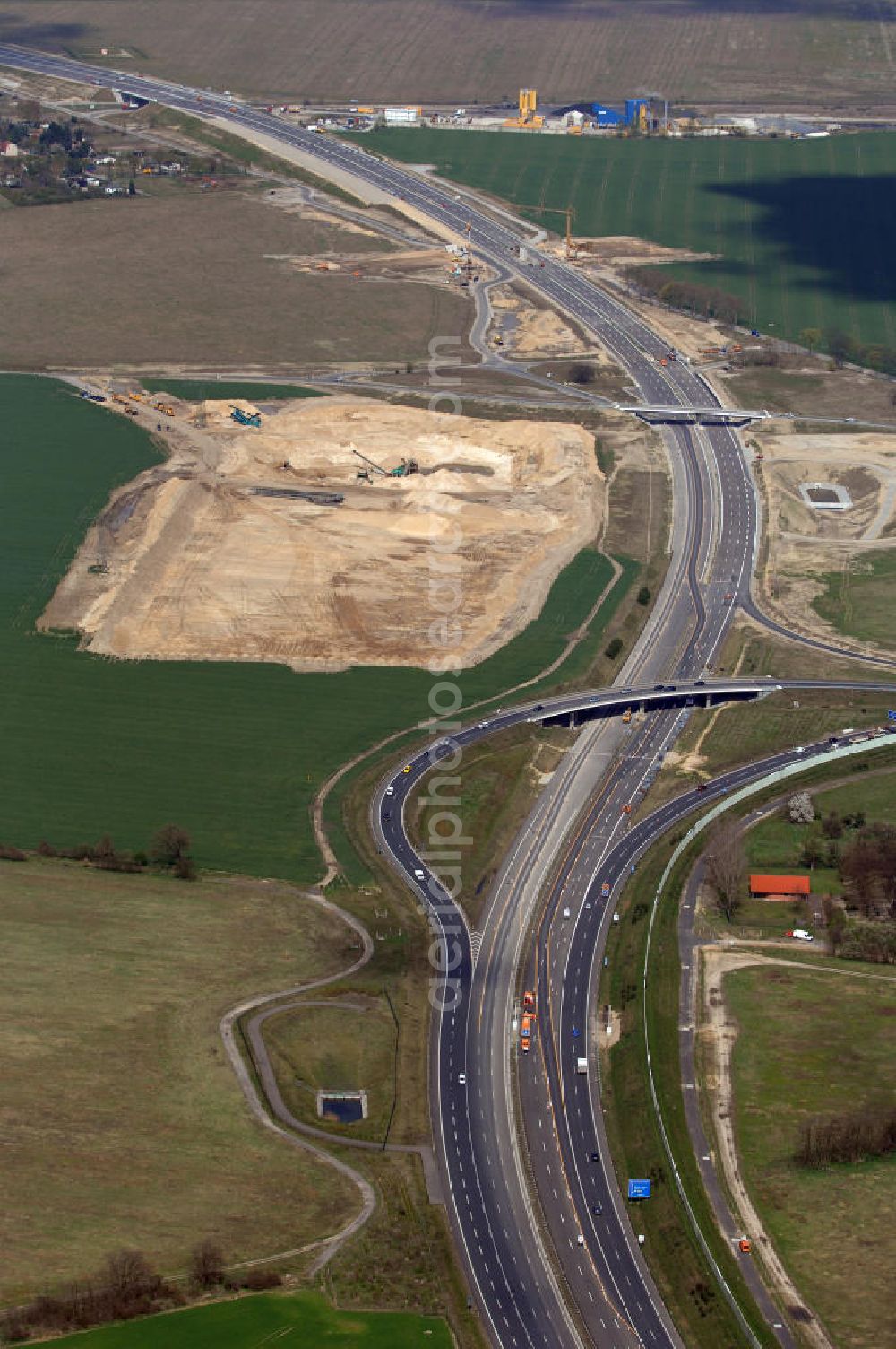 Aerial photograph Schönefeld - Blick auf den Bereich der Stadtautobahn / Zubringer A113n als südöstliches Tor zur Hauptstadt kurz vor der Verkehrsfreigabe. Unter Berücksichtigung des Flughafens Berlin Brandenburg International wurde eine Verkehrskonzeption für den Ausbau des Straßennetzes im Raum Berlin-Schönefeld erarbeitet, die zwei Stufen umfasste. Die erste Stufe sah den vierstreifigen Ausbau der Bundesstraßen B 96a und B 179 mit der Anbindung des Flughafens über zwei Knotenpunkte vor. Inhalt der zweiten Stufe war der Anschluß der Bundesautobahn A 113 neu an die B 96a und B 179. SCHÜßLER Plan Ingenieurgesellschaft, BATEG, EUROVIA, BERGER