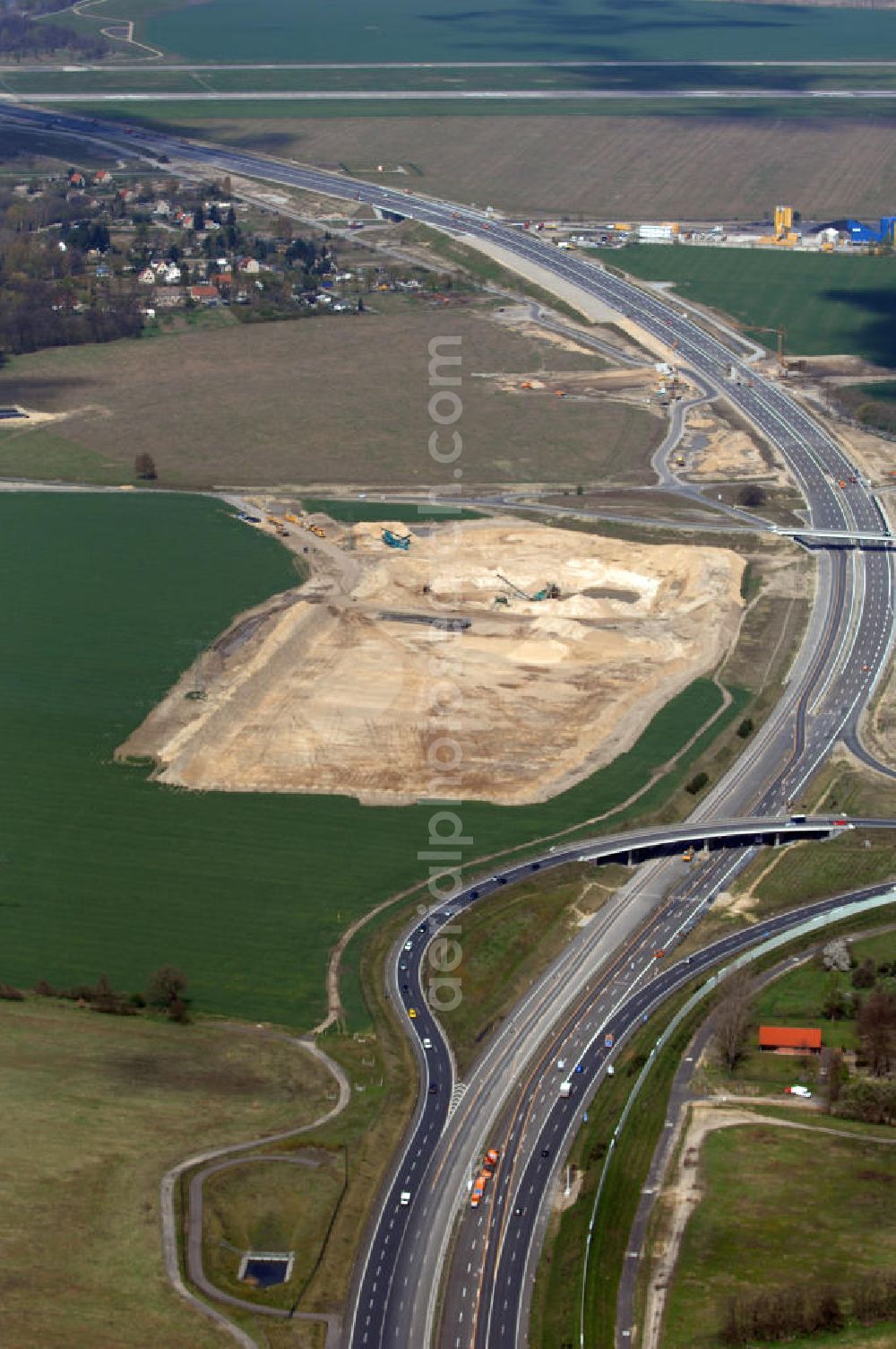 Schönefeld from above - Blick auf den Bereich der Stadtautobahn / Zubringer A113n als südöstliches Tor zur Hauptstadt kurz vor der Verkehrsfreigabe. Unter Berücksichtigung des Flughafens Berlin Brandenburg International wurde eine Verkehrskonzeption für den Ausbau des Straßennetzes im Raum Berlin-Schönefeld erarbeitet, die zwei Stufen umfasste. Die erste Stufe sah den vierstreifigen Ausbau der Bundesstraßen B 96a und B 179 mit der Anbindung des Flughafens über zwei Knotenpunkte vor. Inhalt der zweiten Stufe war der Anschluß der Bundesautobahn A 113 neu an die B 96a und B 179. SCHÜßLER Plan Ingenieurgesellschaft, BATEG, EUROVIA, BERGER