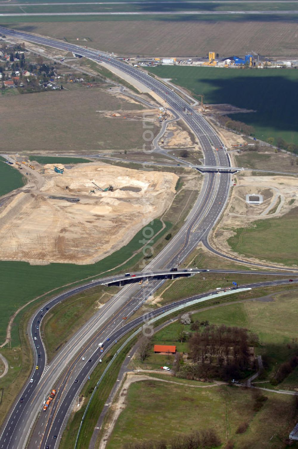 Schönefeld from the bird's eye view: Blick auf den Bereich der Stadtautobahn / Zubringer A113n als südöstliches Tor zur Hauptstadt kurz vor der Verkehrsfreigabe. Unter Berücksichtigung des Flughafens Berlin Brandenburg International wurde eine Verkehrskonzeption für den Ausbau des Straßennetzes im Raum Berlin-Schönefeld erarbeitet, die zwei Stufen umfasste. Die erste Stufe sah den vierstreifigen Ausbau der Bundesstraßen B 96a und B 179 mit der Anbindung des Flughafens über zwei Knotenpunkte vor. Inhalt der zweiten Stufe war der Anschluß der Bundesautobahn A 113 neu an die B 96a und B 179. SCHÜßLER Plan Ingenieurgesellschaft, BATEG, EUROVIA, BERGER