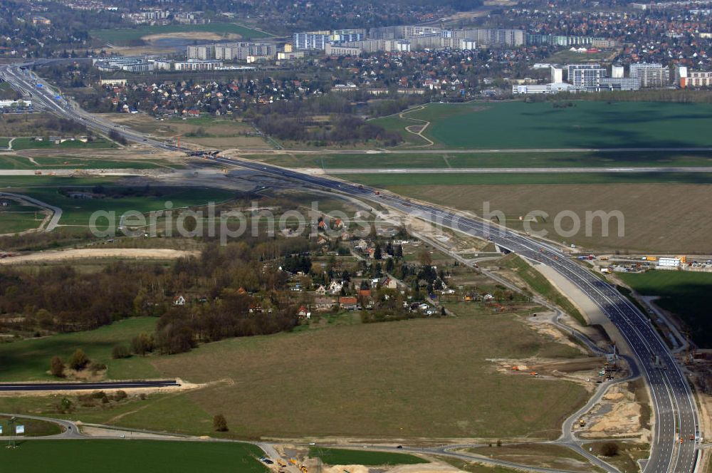 Aerial image Schönefeld - Blick auf den Bereich der Stadtautobahn / Zubringer A113n als südöstliches Tor zur Hauptstadt kurz vor der Verkehrsfreigabe. Unter Berücksichtigung des Flughafens Berlin Brandenburg International wurde eine Verkehrskonzeption für den Ausbau des Straßennetzes im Raum Berlin-Schönefeld erarbeitet, die zwei Stufen umfasste. Die erste Stufe sah den vierstreifigen Ausbau der Bundesstraßen B 96a und B 179 mit der Anbindung des Flughafens über zwei Knotenpunkte vor. Inhalt der zweiten Stufe war der Anschluß der Bundesautobahn A 113 neu an die B 96a und B 179. SCHÜßLER Plan Ingenieurgesellschaft, BATEG, EUROVIA, BERGER