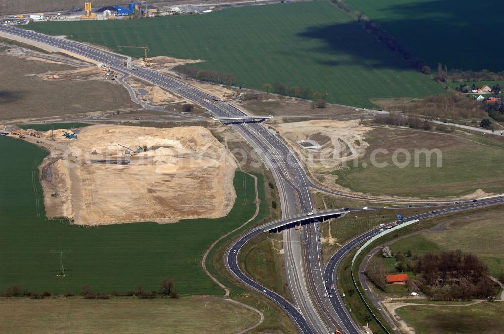 Aerial photograph Schönefeld - Blick auf den Bereich der Stadtautobahn / Zubringer A113n als südöstliches Tor zur Hauptstadt kurz vor der Verkehrsfreigabe. Unter Berücksichtigung des Flughafens Berlin Brandenburg International wurde eine Verkehrskonzeption für den Ausbau des Straßennetzes im Raum Berlin-Schönefeld erarbeitet, die zwei Stufen umfasste. Die erste Stufe sah den vierstreifigen Ausbau der Bundesstraßen B 96a und B 179 mit der Anbindung des Flughafens über zwei Knotenpunkte vor. Inhalt der zweiten Stufe war der Anschluß der Bundesautobahn A 113 neu an die B 96a und B 179. SCHÜßLER Plan Ingenieurgesellschaft, BATEG, EUROVIA, BERGER