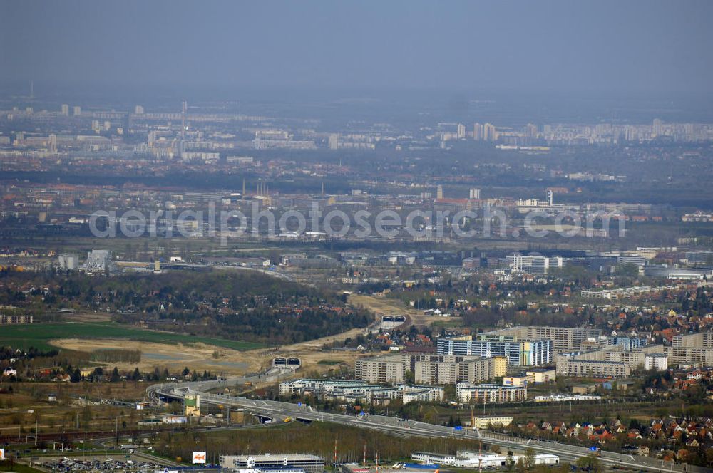 Schönefeld from above - Blick auf den Bereich der Stadtautobahn / Zubringer A113n als südöstliches Tor zur Hauptstadt kurz vor der Verkehrsfreigabe. Unter Berücksichtigung des Flughafens Berlin Brandenburg International wurde eine Verkehrskonzeption für den Ausbau des Straßennetzes im Raum Berlin-Schönefeld erarbeitet, die zwei Stufen umfasste. Die erste Stufe sah den vierstreifigen Ausbau der Bundesstraßen B 96a und B 179 mit der Anbindung des Flughafens über zwei Knotenpunkte vor. Inhalt der zweiten Stufe war der Anschluß der Bundesautobahn A 113 neu an die B 96a und B 179. SCHÜßLER Plan Ingenieurgesellschaft, BATEG, EUROVIA, BERGER