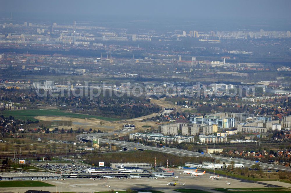 Schönefeld from the bird's eye view: Blick auf den Bereich der Stadtautobahn / Zubringer A113n als südöstliches Tor zur Hauptstadt kurz vor der Verkehrsfreigabe. Unter Berücksichtigung des Flughafens Berlin Brandenburg International wurde eine Verkehrskonzeption für den Ausbau des Straßennetzes im Raum Berlin-Schönefeld erarbeitet, die zwei Stufen umfasste. Die erste Stufe sah den vierstreifigen Ausbau der Bundesstraßen B 96a und B 179 mit der Anbindung des Flughafens über zwei Knotenpunkte vor. Inhalt der zweiten Stufe war der Anschluß der Bundesautobahn A 113 neu an die B 96a und B 179. SCHÜßLER Plan Ingenieurgesellschaft, BATEG, EUROVIA, BERGER