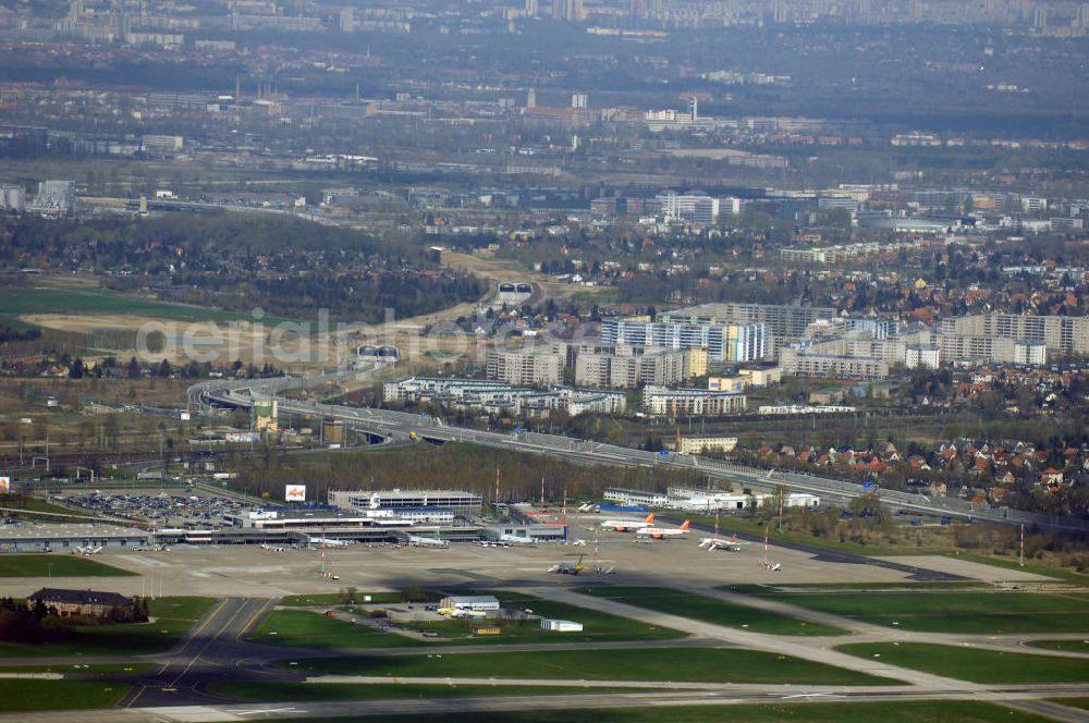 Aerial image Schönefeld - Blick auf den Bereich der Stadtautobahn / Zubringer A113n als südöstliches Tor zur Hauptstadt kurz vor der Verkehrsfreigabe. Unter Berücksichtigung des Flughafens Berlin Brandenburg International wurde eine Verkehrskonzeption für den Ausbau des Straßennetzes im Raum Berlin-Schönefeld erarbeitet, die zwei Stufen umfasste. Die erste Stufe sah den vierstreifigen Ausbau der Bundesstraßen B 96a und B 179 mit der Anbindung des Flughafens über zwei Knotenpunkte vor. Inhalt der zweiten Stufe war der Anschluß der Bundesautobahn A 113 neu an die B 96a und B 179. SCHÜßLER Plan Ingenieurgesellschaft, BATEG, EUROVIA, BERGER