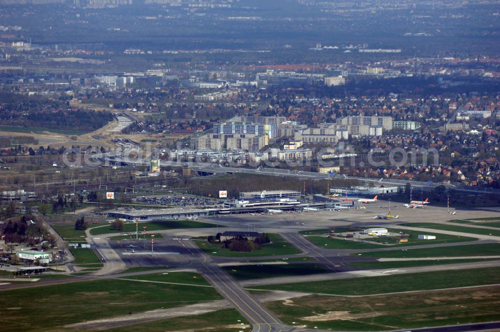 Aerial photograph Schönefeld - Blick auf den Bereich der Stadtautobahn / Zubringer A113n als südöstliches Tor zur Hauptstadt kurz vor der Verkehrsfreigabe. Unter Berücksichtigung des Flughafens Berlin Brandenburg International wurde eine Verkehrskonzeption für den Ausbau des Straßennetzes im Raum Berlin-Schönefeld erarbeitet, die zwei Stufen umfasste. Die erste Stufe sah den vierstreifigen Ausbau der Bundesstraßen B 96a und B 179 mit der Anbindung des Flughafens über zwei Knotenpunkte vor. Inhalt der zweiten Stufe war der Anschluß der Bundesautobahn A 113 neu an die B 96a und B 179. SCHÜßLER Plan Ingenieurgesellschaft, BATEG, EUROVIA, BERGER