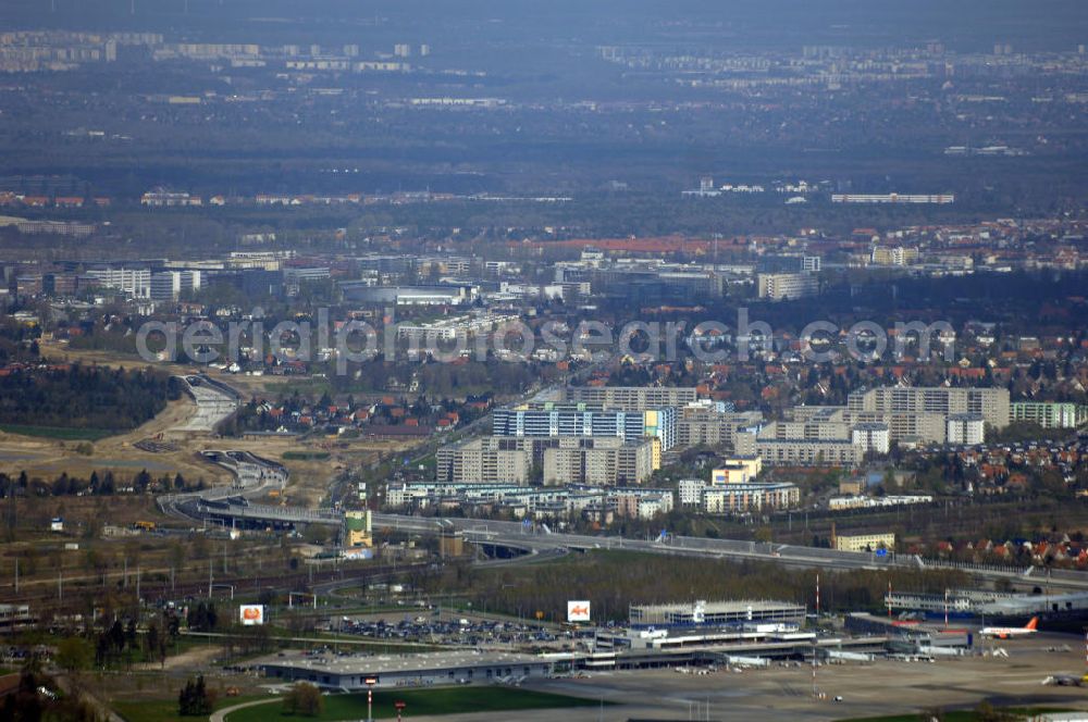 Schönefeld from above - Blick auf den Bereich der Stadtautobahn / Zubringer A113n als südöstliches Tor zur Hauptstadt kurz vor der Verkehrsfreigabe. Unter Berücksichtigung des Flughafens Berlin Brandenburg International wurde eine Verkehrskonzeption für den Ausbau des Straßennetzes im Raum Berlin-Schönefeld erarbeitet, die zwei Stufen umfasste. Die erste Stufe sah den vierstreifigen Ausbau der Bundesstraßen B 96a und B 179 mit der Anbindung des Flughafens über zwei Knotenpunkte vor. Inhalt der zweiten Stufe war der Anschluß der Bundesautobahn A 113 neu an die B 96a und B 179. SCHÜßLER Plan Ingenieurgesellschaft, BATEG, EUROVIA, BERGER