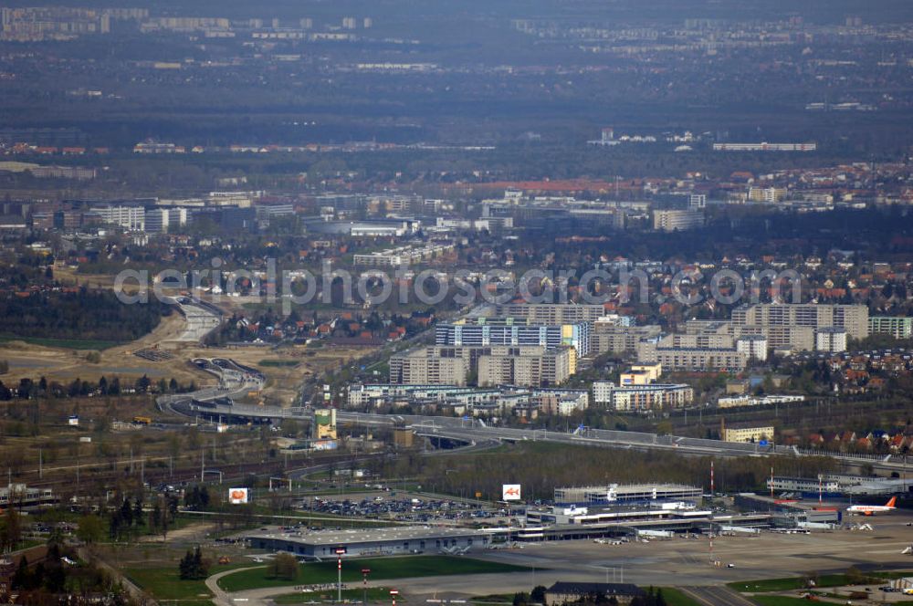 Schönefeld from the bird's eye view: Blick auf den Bereich der Stadtautobahn / Zubringer A113n als südöstliches Tor zur Hauptstadt kurz vor der Verkehrsfreigabe. Unter Berücksichtigung des Flughafens Berlin Brandenburg International wurde eine Verkehrskonzeption für den Ausbau des Straßennetzes im Raum Berlin-Schönefeld erarbeitet, die zwei Stufen umfasste. Die erste Stufe sah den vierstreifigen Ausbau der Bundesstraßen B 96a und B 179 mit der Anbindung des Flughafens über zwei Knotenpunkte vor. Inhalt der zweiten Stufe war der Anschluß der Bundesautobahn A 113 neu an die B 96a und B 179. SCHÜßLER Plan Ingenieurgesellschaft, BATEG, EUROVIA, BERGER