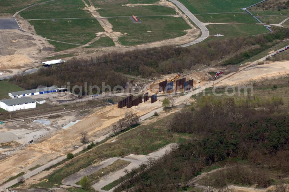 Aerial photograph Schönefeld - Blick auf den Bereich der Stadtautobahn / Zubringer A113n als südöstliches Tor zur Hauptstadt kurz vor der Verkehrsfreigabe. Unter Berücksichtigung des Flughafens Berlin Brandenburg International wurde eine Verkehrskonzeption für den Ausbau des Straßennetzes im Raum Berlin-Schönefeld erarbeitet, die zwei Stufen umfasste. Die erste Stufe sah den vierstreifigen Ausbau der Bundesstraßen B 96a und B 179 mit der Anbindung des Flughafens über zwei Knotenpunkte vor. Inhalt der zweiten Stufe war der Anschluß der Bundesautobahn A 113 neu an die B 96a und B 179. SCHÜßLER Plan Ingenieurgesellschaft, BATEG, EUROVIA, BERGER