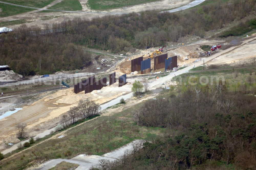 Schönefeld from above - Blick auf den Bereich der Stadtautobahn / Zubringer A113n als südöstliches Tor zur Hauptstadt kurz vor der Verkehrsfreigabe. Unter Berücksichtigung des Flughafens Berlin Brandenburg International wurde eine Verkehrskonzeption für den Ausbau des Straßennetzes im Raum Berlin-Schönefeld erarbeitet, die zwei Stufen umfasste. Die erste Stufe sah den vierstreifigen Ausbau der Bundesstraßen B 96a und B 179 mit der Anbindung des Flughafens über zwei Knotenpunkte vor. Inhalt der zweiten Stufe war der Anschluß der Bundesautobahn A 113 neu an die B 96a und B 179. SCHÜßLER Plan Ingenieurgesellschaft, BATEG, EUROVIA, BERGER