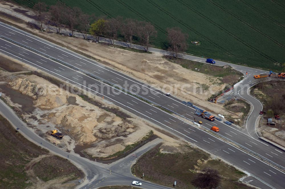 Aerial image Schönefeld - Blick auf den Bereich der Stadtautobahn / Zubringer A113n als südöstliches Tor zur Hauptstadt kurz vor der Verkehrsfreigabe. Unter Berücksichtigung des Flughafens Berlin Brandenburg International wurde eine Verkehrskonzeption für den Ausbau des Straßennetzes im Raum Berlin-Schönefeld erarbeitet, die zwei Stufen umfasste. Die erste Stufe sah den vierstreifigen Ausbau der Bundesstraßen B 96a und B 179 mit der Anbindung des Flughafens über zwei Knotenpunkte vor. Inhalt der zweiten Stufe war der Anschluß der Bundesautobahn A 113 neu an die B 96a und B 179. SCHÜßLER Plan Ingenieurgesellschaft, BATEG, EUROVIA, BERGER