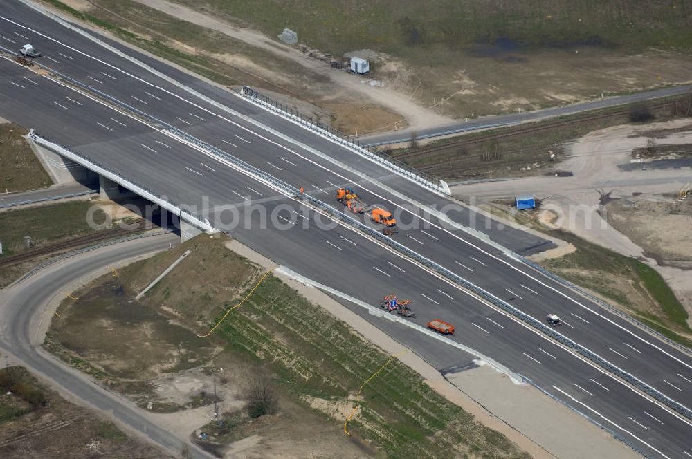 Schönefeld from above - Blick auf den Bereich der Stadtautobahn / Zubringer A113n als südöstliches Tor zur Hauptstadt kurz vor der Verkehrsfreigabe. Unter Berücksichtigung des Flughafens Berlin Brandenburg International wurde eine Verkehrskonzeption für den Ausbau des Straßennetzes im Raum Berlin-Schönefeld erarbeitet, die zwei Stufen umfasste. Die erste Stufe sah den vierstreifigen Ausbau der Bundesstraßen B 96a und B 179 mit der Anbindung des Flughafens über zwei Knotenpunkte vor. Inhalt der zweiten Stufe war der Anschluß der Bundesautobahn A 113 neu an die B 96a und B 179. SCHÜßLER Plan Ingenieurgesellschaft, BATEG, EUROVIA, BERGER