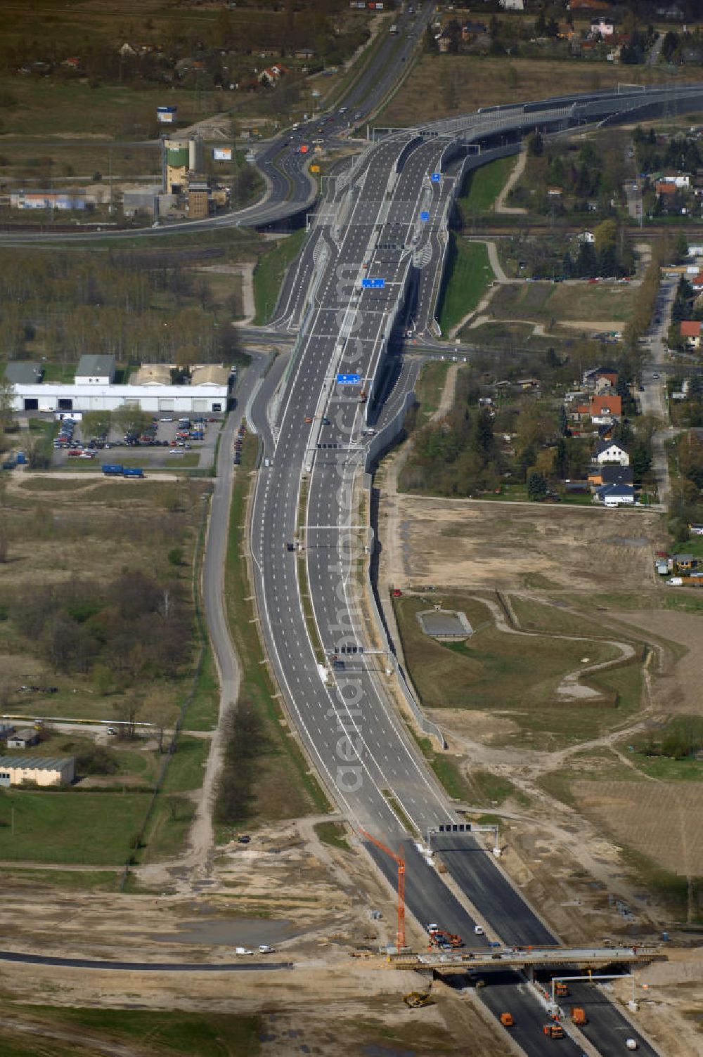 Aerial image Schönefeld - Blick auf den Bereich der Stadtautobahn / Zubringer A113n als südöstliches Tor zur Hauptstadt kurz vor der Verkehrsfreigabe. Unter Berücksichtigung des Flughafens Berlin Brandenburg International wurde eine Verkehrskonzeption für den Ausbau des Straßennetzes im Raum Berlin-Schönefeld erarbeitet, die zwei Stufen umfasste. Die erste Stufe sah den vierstreifigen Ausbau der Bundesstraßen B 96a und B 179 mit der Anbindung des Flughafens über zwei Knotenpunkte vor. Inhalt der zweiten Stufe war der Anschluß der Bundesautobahn A 113 neu an die B 96a und B 179. SCHÜßLER Plan Ingenieurgesellschaft, BATEG, EUROVIA, BERGER