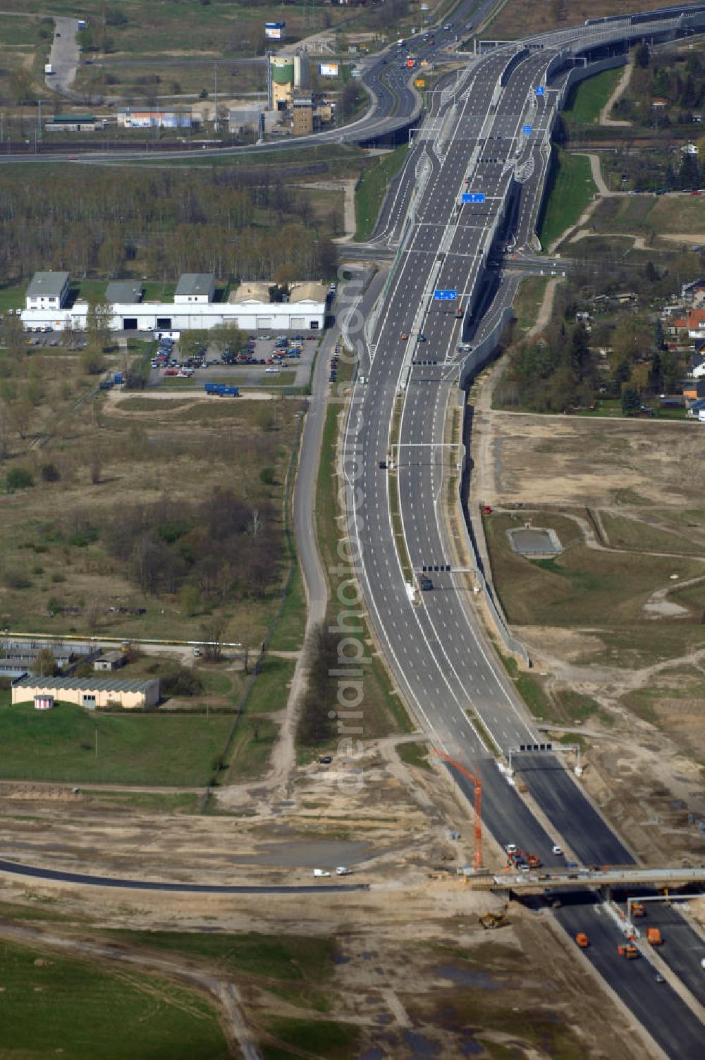 Aerial photograph Schönefeld - Blick auf den Bereich der Stadtautobahn / Zubringer A113n als südöstliches Tor zur Hauptstadt kurz vor der Verkehrsfreigabe. Unter Berücksichtigung des Flughafens Berlin Brandenburg International wurde eine Verkehrskonzeption für den Ausbau des Straßennetzes im Raum Berlin-Schönefeld erarbeitet, die zwei Stufen umfasste. Die erste Stufe sah den vierstreifigen Ausbau der Bundesstraßen B 96a und B 179 mit der Anbindung des Flughafens über zwei Knotenpunkte vor. Inhalt der zweiten Stufe war der Anschluß der Bundesautobahn A 113 neu an die B 96a und B 179. SCHÜßLER Plan Ingenieurgesellschaft, BATEG, EUROVIA, BERGER