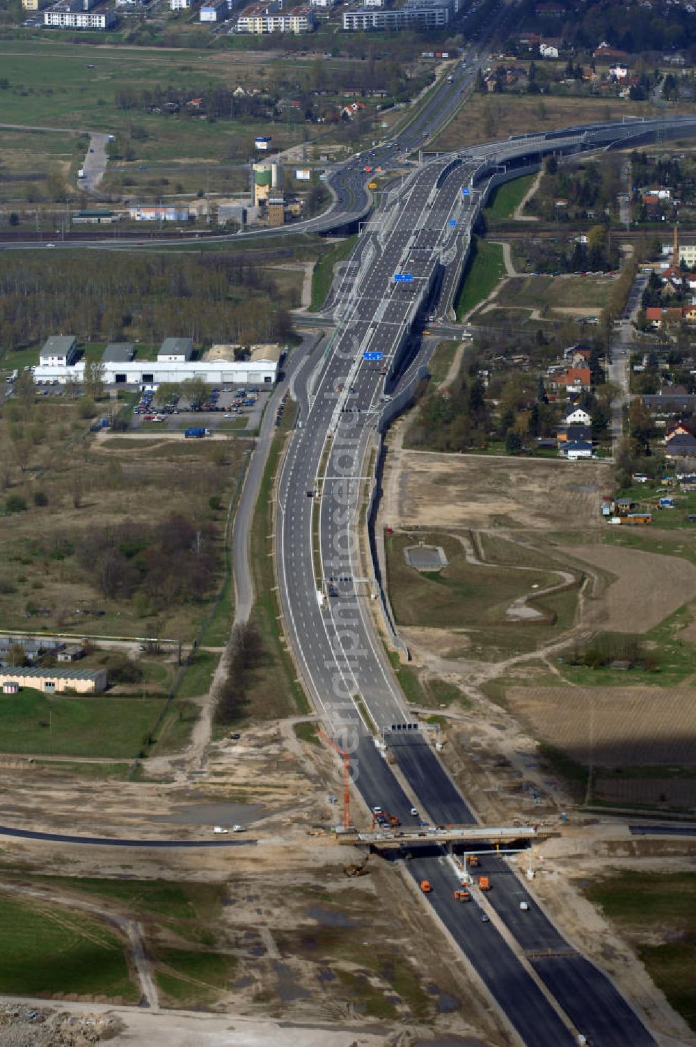 Schönefeld from above - Blick auf den Bereich der Stadtautobahn / Zubringer A113n als südöstliches Tor zur Hauptstadt kurz vor der Verkehrsfreigabe. Unter Berücksichtigung des Flughafens Berlin Brandenburg International wurde eine Verkehrskonzeption für den Ausbau des Straßennetzes im Raum Berlin-Schönefeld erarbeitet, die zwei Stufen umfasste. Die erste Stufe sah den vierstreifigen Ausbau der Bundesstraßen B 96a und B 179 mit der Anbindung des Flughafens über zwei Knotenpunkte vor. Inhalt der zweiten Stufe war der Anschluß der Bundesautobahn A 113 neu an die B 96a und B 179. SCHÜßLER Plan Ingenieurgesellschaft, BATEG, EUROVIA, BERGER