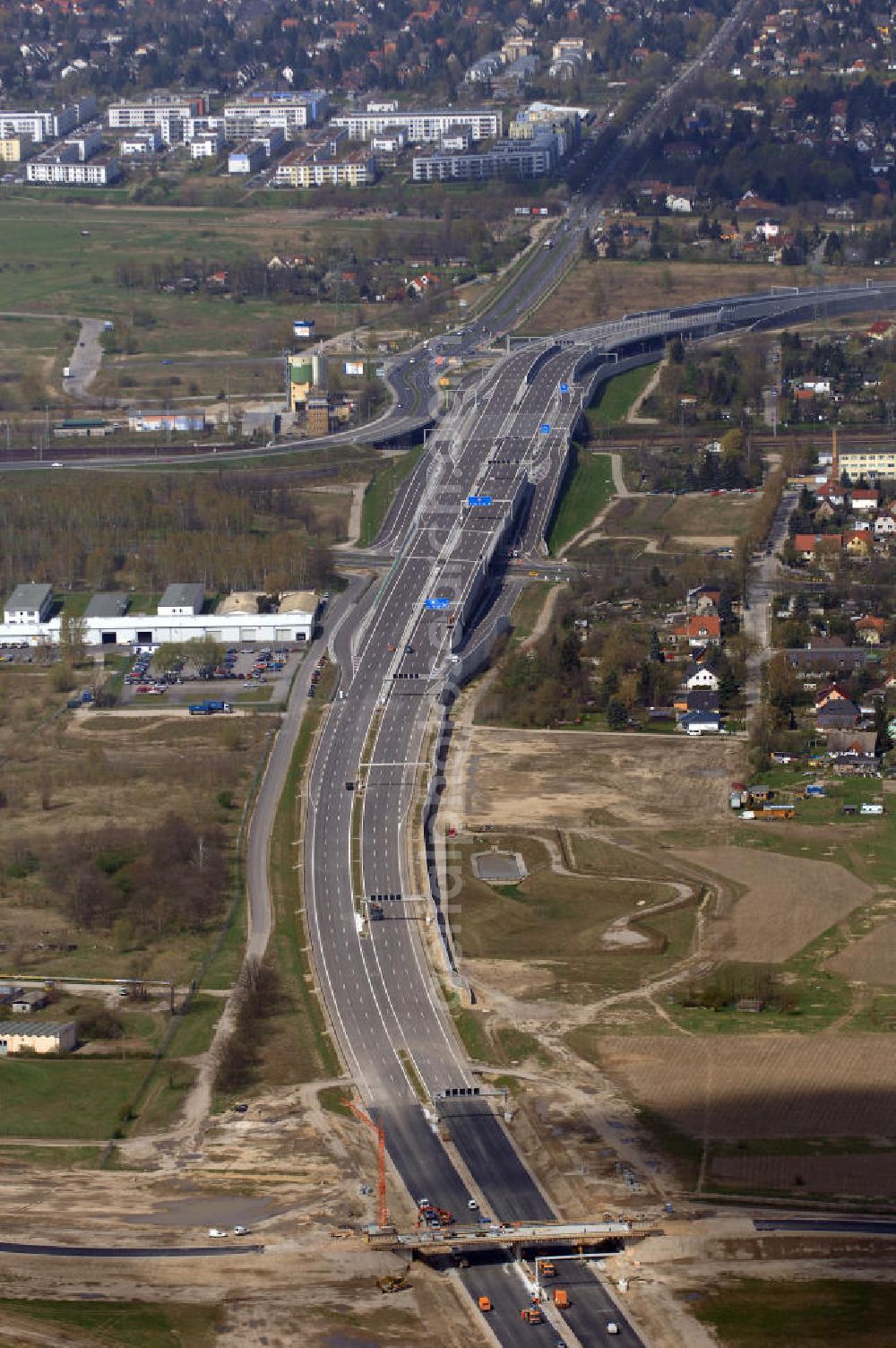 Schönefeld from the bird's eye view: Blick auf den Bereich der Stadtautobahn / Zubringer A113n als südöstliches Tor zur Hauptstadt kurz vor der Verkehrsfreigabe. Unter Berücksichtigung des Flughafens Berlin Brandenburg International wurde eine Verkehrskonzeption für den Ausbau des Straßennetzes im Raum Berlin-Schönefeld erarbeitet, die zwei Stufen umfasste. Die erste Stufe sah den vierstreifigen Ausbau der Bundesstraßen B 96a und B 179 mit der Anbindung des Flughafens über zwei Knotenpunkte vor. Inhalt der zweiten Stufe war der Anschluß der Bundesautobahn A 113 neu an die B 96a und B 179. SCHÜßLER Plan Ingenieurgesellschaft, BATEG, EUROVIA, BERGER