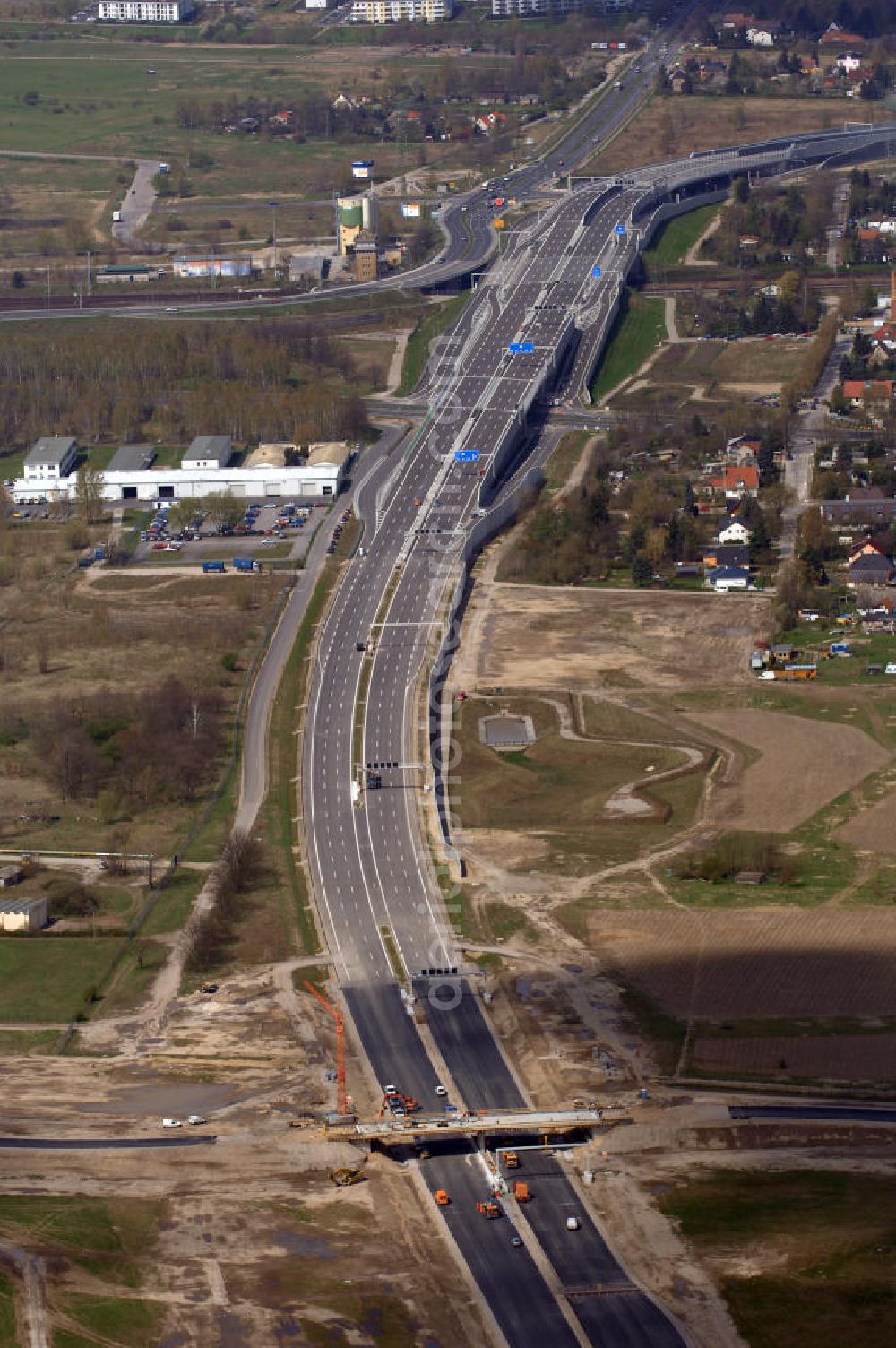 Aerial image Schönefeld - Blick auf den Bereich der Stadtautobahn / Zubringer A113n als südöstliches Tor zur Hauptstadt kurz vor der Verkehrsfreigabe. Unter Berücksichtigung des Flughafens Berlin Brandenburg International wurde eine Verkehrskonzeption für den Ausbau des Straßennetzes im Raum Berlin-Schönefeld erarbeitet, die zwei Stufen umfasste. Die erste Stufe sah den vierstreifigen Ausbau der Bundesstraßen B 96a und B 179 mit der Anbindung des Flughafens über zwei Knotenpunkte vor. Inhalt der zweiten Stufe war der Anschluß der Bundesautobahn A 113 neu an die B 96a und B 179. SCHÜßLER Plan Ingenieurgesellschaft, BATEG, EUROVIA, BERGER