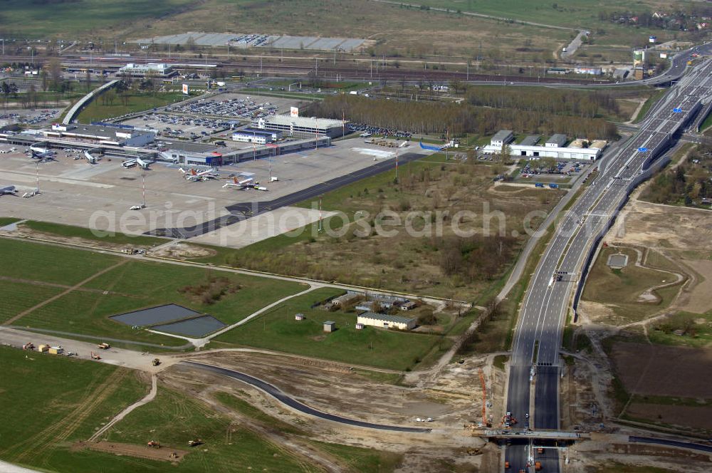 Schönefeld from above - Blick auf den Bereich der Stadtautobahn / Zubringer A113n als südöstliches Tor zur Hauptstadt kurz vor der Verkehrsfreigabe. Unter Berücksichtigung des Flughafens Berlin Brandenburg International wurde eine Verkehrskonzeption für den Ausbau des Straßennetzes im Raum Berlin-Schönefeld erarbeitet, die zwei Stufen umfasste. Die erste Stufe sah den vierstreifigen Ausbau der Bundesstraßen B 96a und B 179 mit der Anbindung des Flughafens über zwei Knotenpunkte vor. Inhalt der zweiten Stufe war der Anschluß der Bundesautobahn A 113 neu an die B 96a und B 179. SCHÜßLER Plan Ingenieurgesellschaft, BATEG, EUROVIA, BERGER