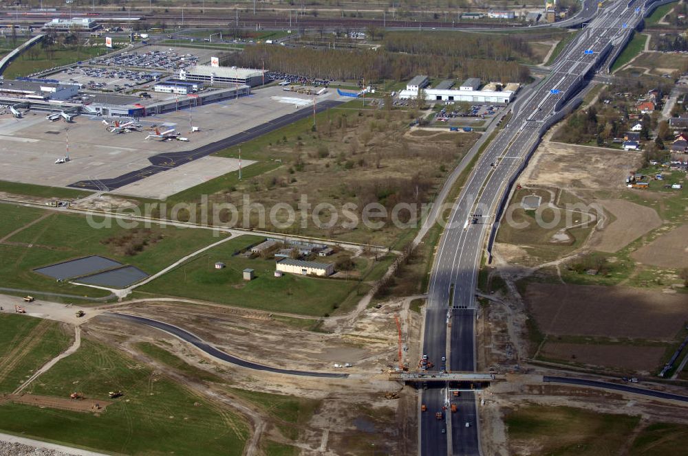 Schönefeld from the bird's eye view: Blick auf den Bereich der Stadtautobahn / Zubringer A113n als südöstliches Tor zur Hauptstadt kurz vor der Verkehrsfreigabe. Unter Berücksichtigung des Flughafens Berlin Brandenburg International wurde eine Verkehrskonzeption für den Ausbau des Straßennetzes im Raum Berlin-Schönefeld erarbeitet, die zwei Stufen umfasste. Die erste Stufe sah den vierstreifigen Ausbau der Bundesstraßen B 96a und B 179 mit der Anbindung des Flughafens über zwei Knotenpunkte vor. Inhalt der zweiten Stufe war der Anschluß der Bundesautobahn A 113 neu an die B 96a und B 179. SCHÜßLER Plan Ingenieurgesellschaft, BATEG, EUROVIA, BERGER