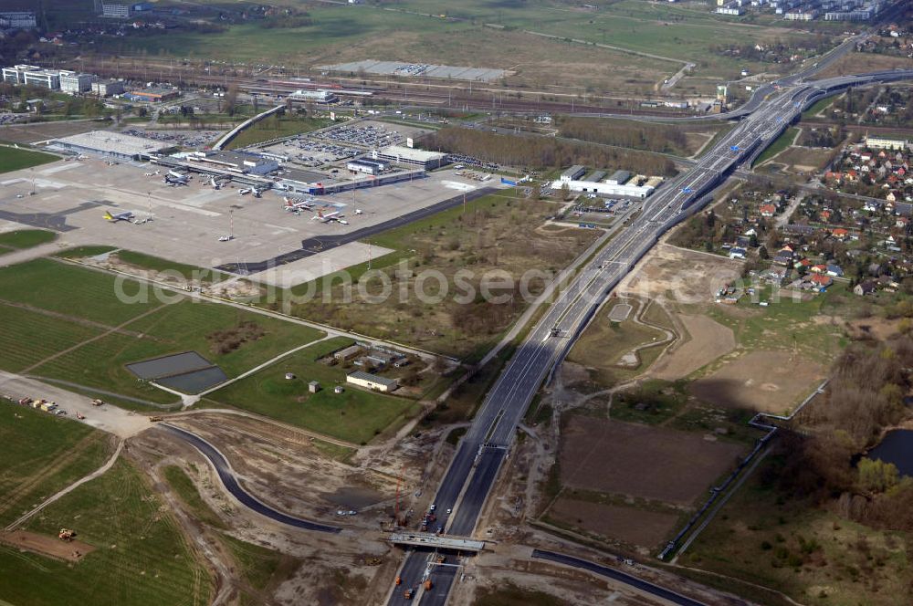 Aerial image Schönefeld - Blick auf den Bereich der Stadtautobahn / Zubringer A113n als südöstliches Tor zur Hauptstadt kurz vor der Verkehrsfreigabe. Unter Berücksichtigung des Flughafens Berlin Brandenburg International wurde eine Verkehrskonzeption für den Ausbau des Straßennetzes im Raum Berlin-Schönefeld erarbeitet, die zwei Stufen umfasste. Die erste Stufe sah den vierstreifigen Ausbau der Bundesstraßen B 96a und B 179 mit der Anbindung des Flughafens über zwei Knotenpunkte vor. Inhalt der zweiten Stufe war der Anschluß der Bundesautobahn A 113 neu an die B 96a und B 179. SCHÜßLER Plan Ingenieurgesellschaft, BATEG, EUROVIA, BERGER