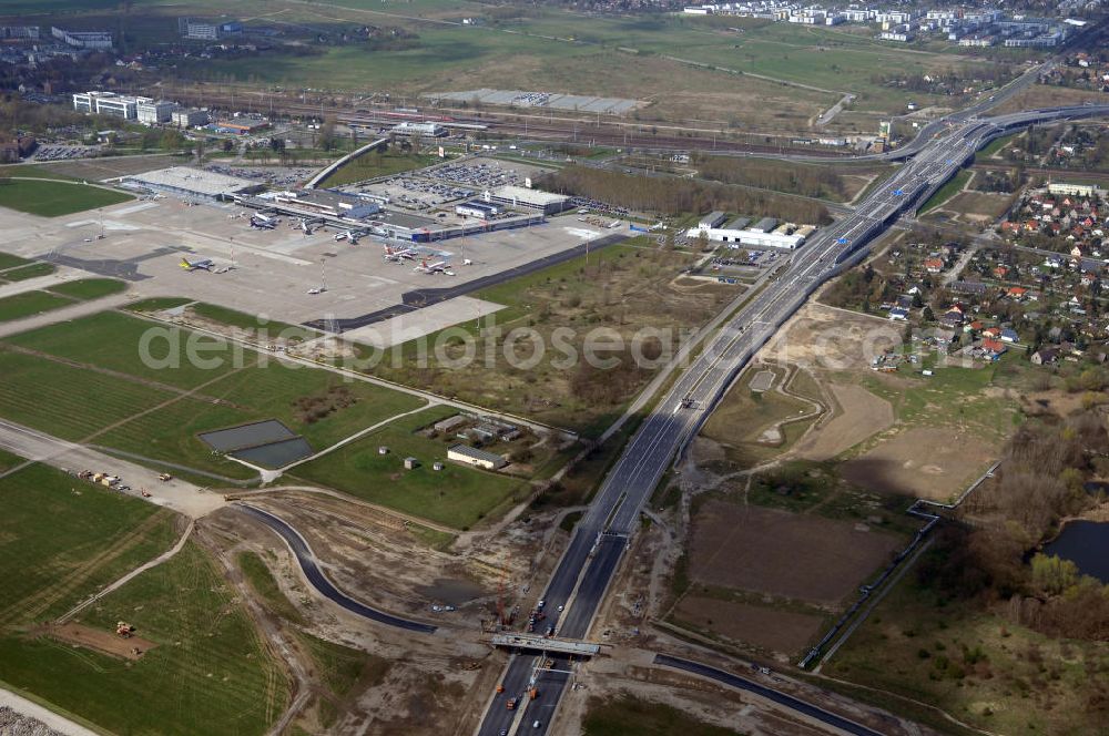 Aerial photograph Schönefeld - Blick auf den Bereich der Stadtautobahn / Zubringer A113n als südöstliches Tor zur Hauptstadt kurz vor der Verkehrsfreigabe. Unter Berücksichtigung des Flughafens Berlin Brandenburg International wurde eine Verkehrskonzeption für den Ausbau des Straßennetzes im Raum Berlin-Schönefeld erarbeitet, die zwei Stufen umfasste. Die erste Stufe sah den vierstreifigen Ausbau der Bundesstraßen B 96a und B 179 mit der Anbindung des Flughafens über zwei Knotenpunkte vor. Inhalt der zweiten Stufe war der Anschluß der Bundesautobahn A 113 neu an die B 96a und B 179. SCHÜßLER Plan Ingenieurgesellschaft, BATEG, EUROVIA, BERGER