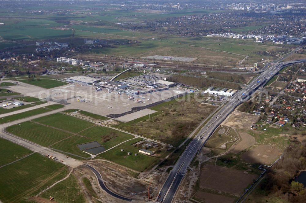 Schönefeld from above - Blick auf den Bereich der Stadtautobahn / Zubringer A113n als südöstliches Tor zur Hauptstadt kurz vor der Verkehrsfreigabe. Unter Berücksichtigung des Flughafens Berlin Brandenburg International wurde eine Verkehrskonzeption für den Ausbau des Straßennetzes im Raum Berlin-Schönefeld erarbeitet, die zwei Stufen umfasste. Die erste Stufe sah den vierstreifigen Ausbau der Bundesstraßen B 96a und B 179 mit der Anbindung des Flughafens über zwei Knotenpunkte vor. Inhalt der zweiten Stufe war der Anschluß der Bundesautobahn A 113 neu an die B 96a und B 179. SCHÜßLER Plan Ingenieurgesellschaft, BATEG, EUROVIA, BERGER